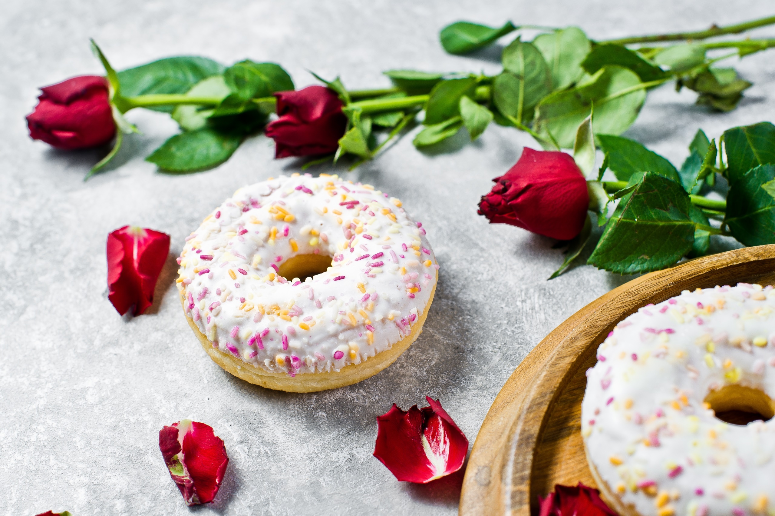Descarga gratis la imagen Rosa, Flor, Flor Roja, Alimento, Bodegón, Donut en el escritorio de tu PC