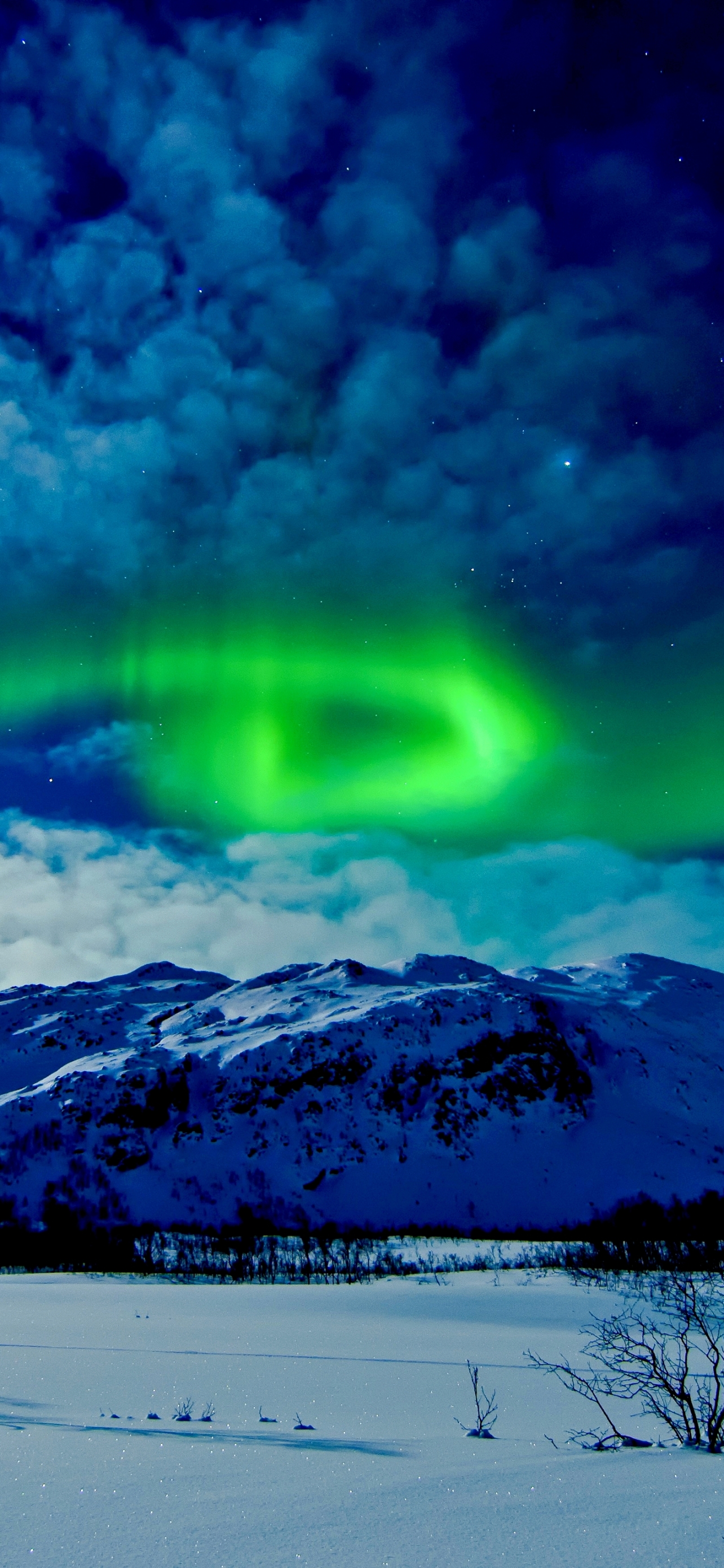 Handy-Wallpaper Landschaft, Winter, Schnee, Berg, Gebirge, Wolke, Himmel, Erde/natur, Nordlicht kostenlos herunterladen.