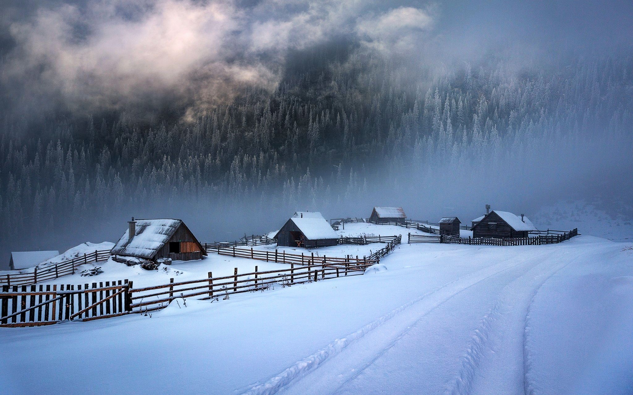 Handy-Wallpaper Winter, Schnee, Wald, Nebel, Haus, Dorf, Zaun, Gebirge, Wolke, Menschengemacht kostenlos herunterladen.