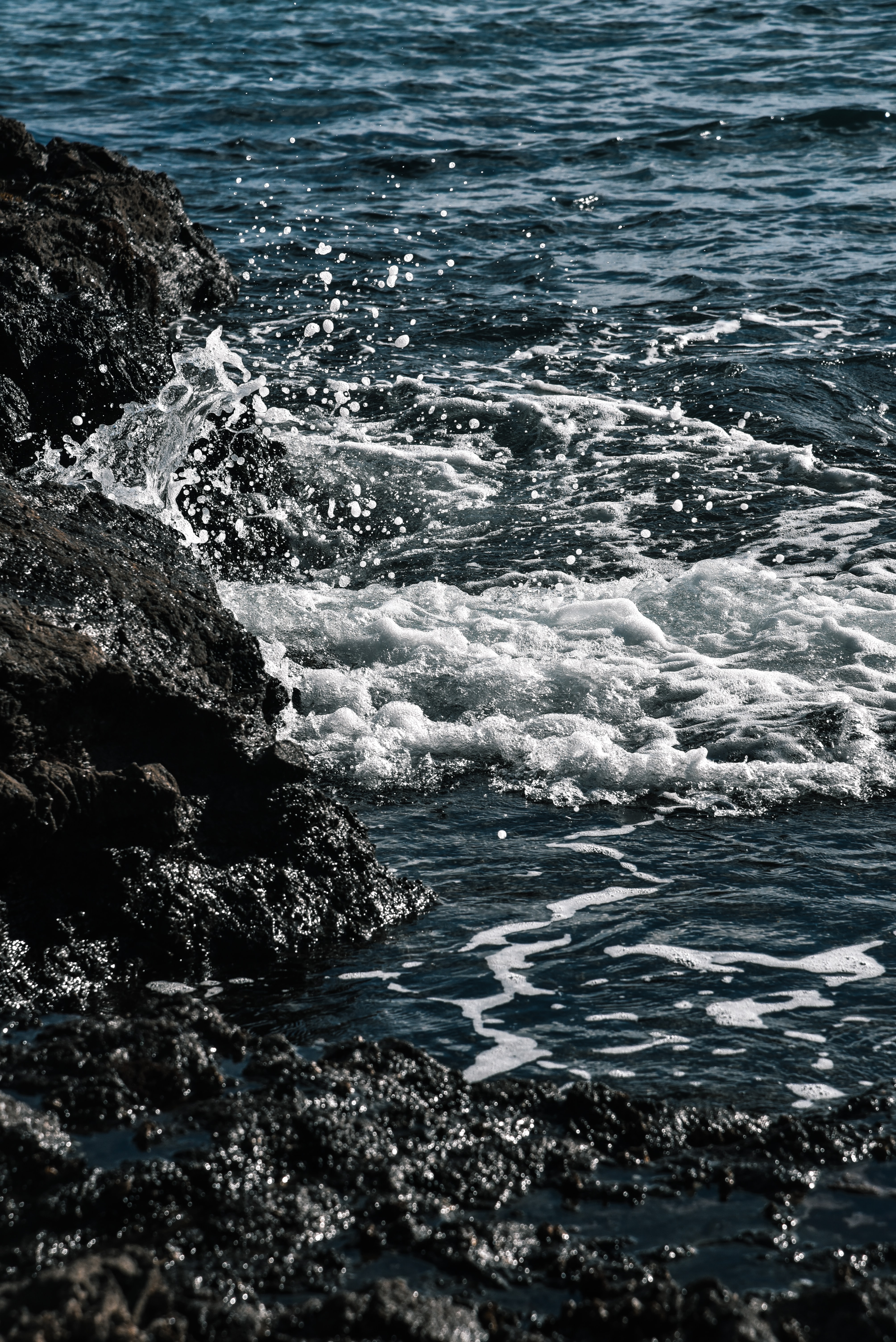 140372 descargar imagen naturaleza, stones, mar, las rocas, rocas, rociar, navegar, surfear: fondos de pantalla y protectores de pantalla gratis