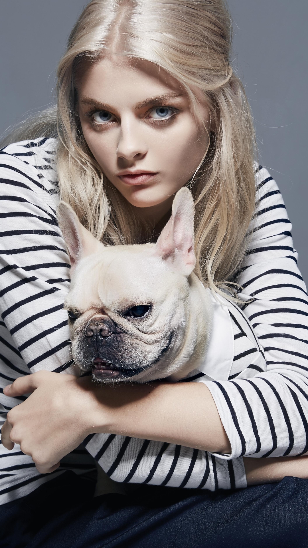 Handy-Wallpaper Hund, Blond, Französische Bulldogge, Modell, Frauen, Blaue Augen, Blondinen, Französisch Bulldogge kostenlos herunterladen.