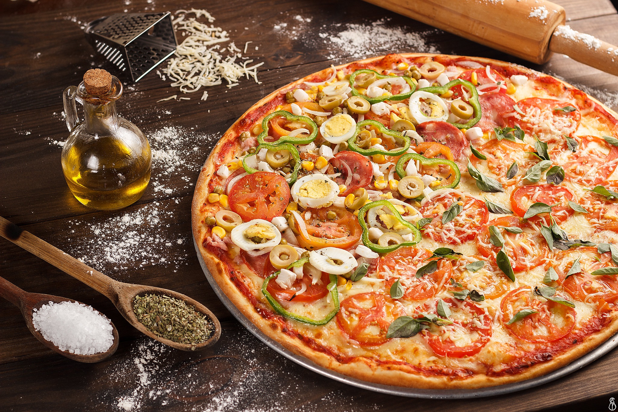Handy-Wallpaper Pizza, Öl, Nahrungsmittel, Stillleben kostenlos herunterladen.