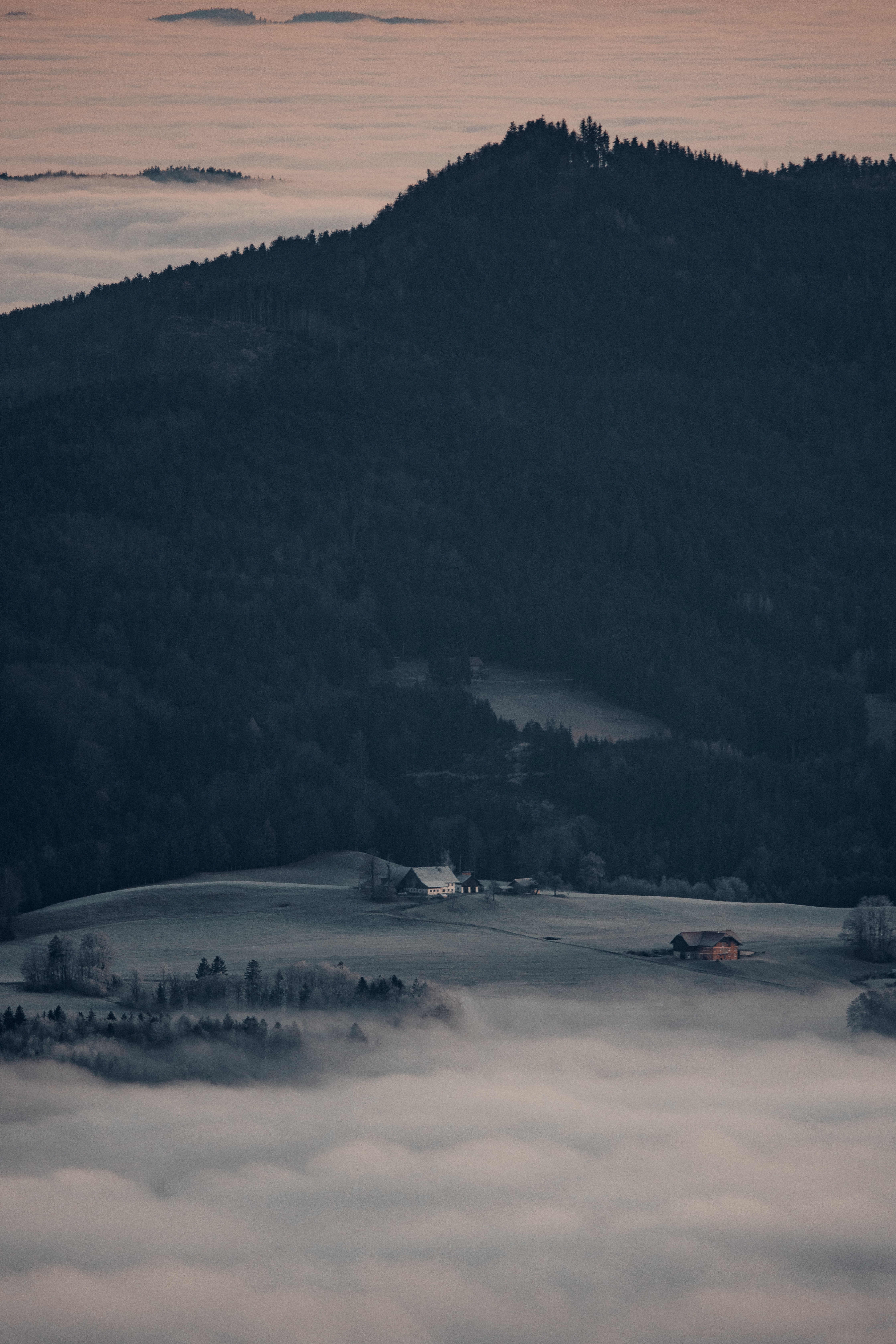 Laden Sie das Natur, Clouds, Gebäude, Blick Von Oben, Berg, Wald, Nebel-Bild kostenlos auf Ihren PC-Desktop herunter
