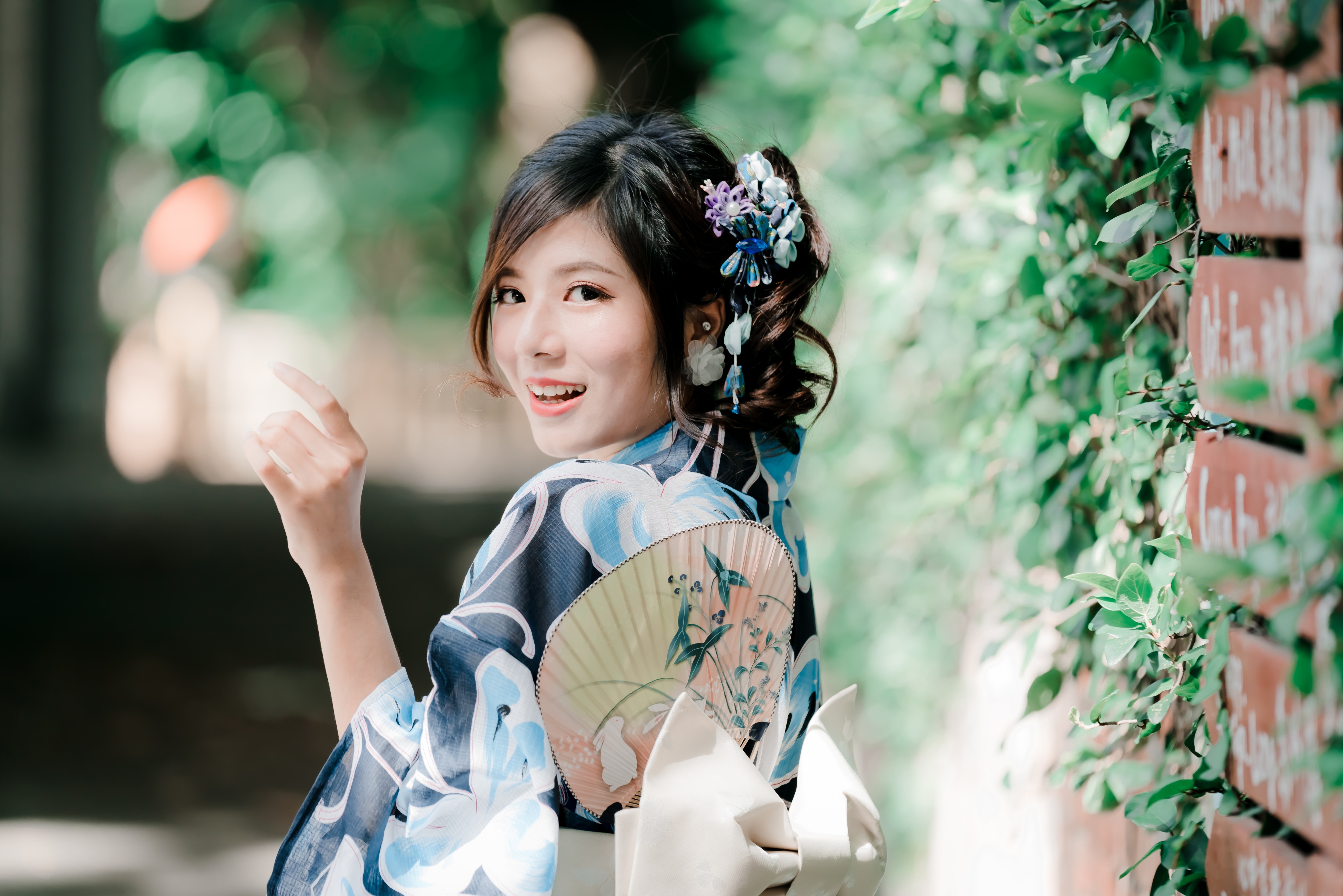 Handy-Wallpaper Lächeln, Kimono, Brünette, Modell, Frauen, Asiatinnen, Tiefenschärfe kostenlos herunterladen.