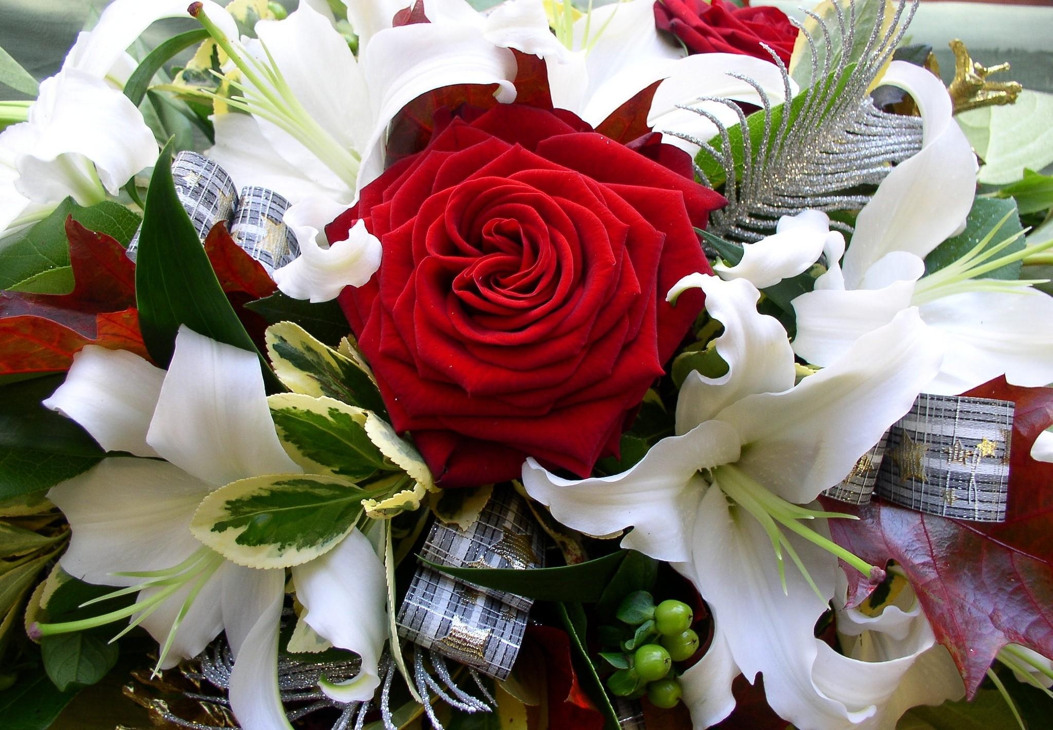 105350 скачать обои украшения, лилии, цветы, букет, розы, лента - заставки и картинки бесплатно
