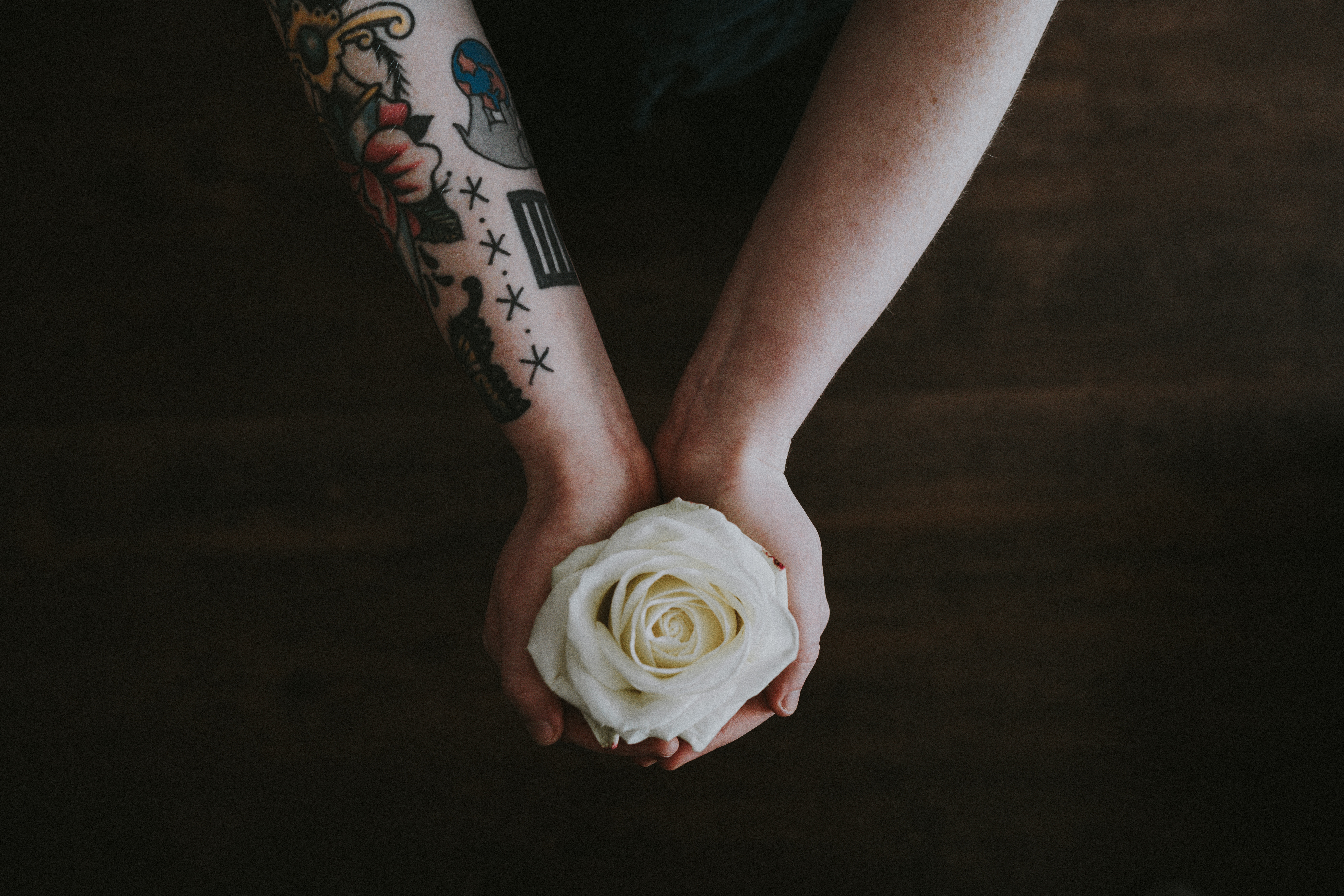 Full HD Wallpaper rose, flowers, flower, rose flower, bud, hands, tattoo
