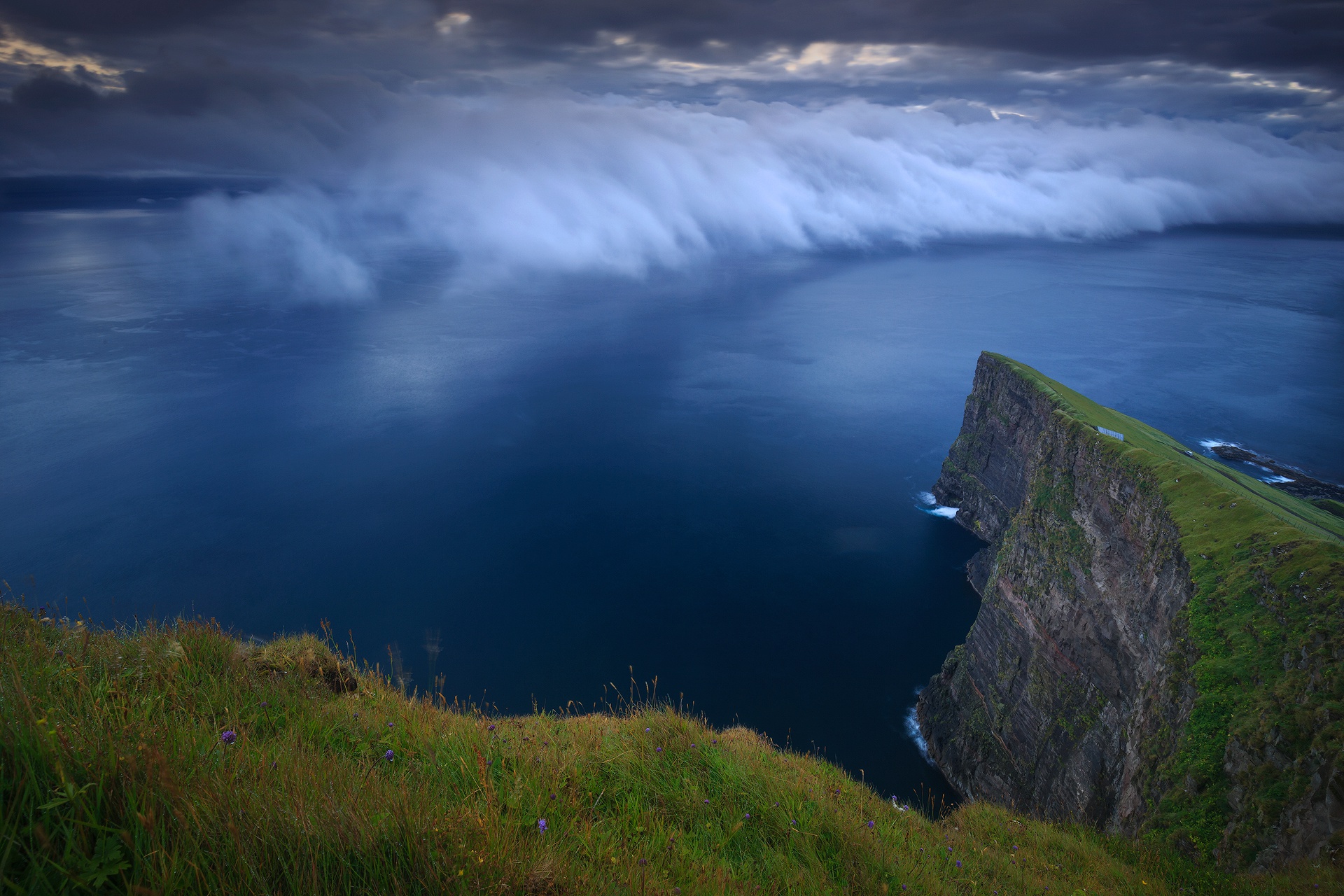 990806 скачать картинку природа, фарерские острова, земля/природа, океан, утёс, облака, побережье - обои и заставки бесплатно