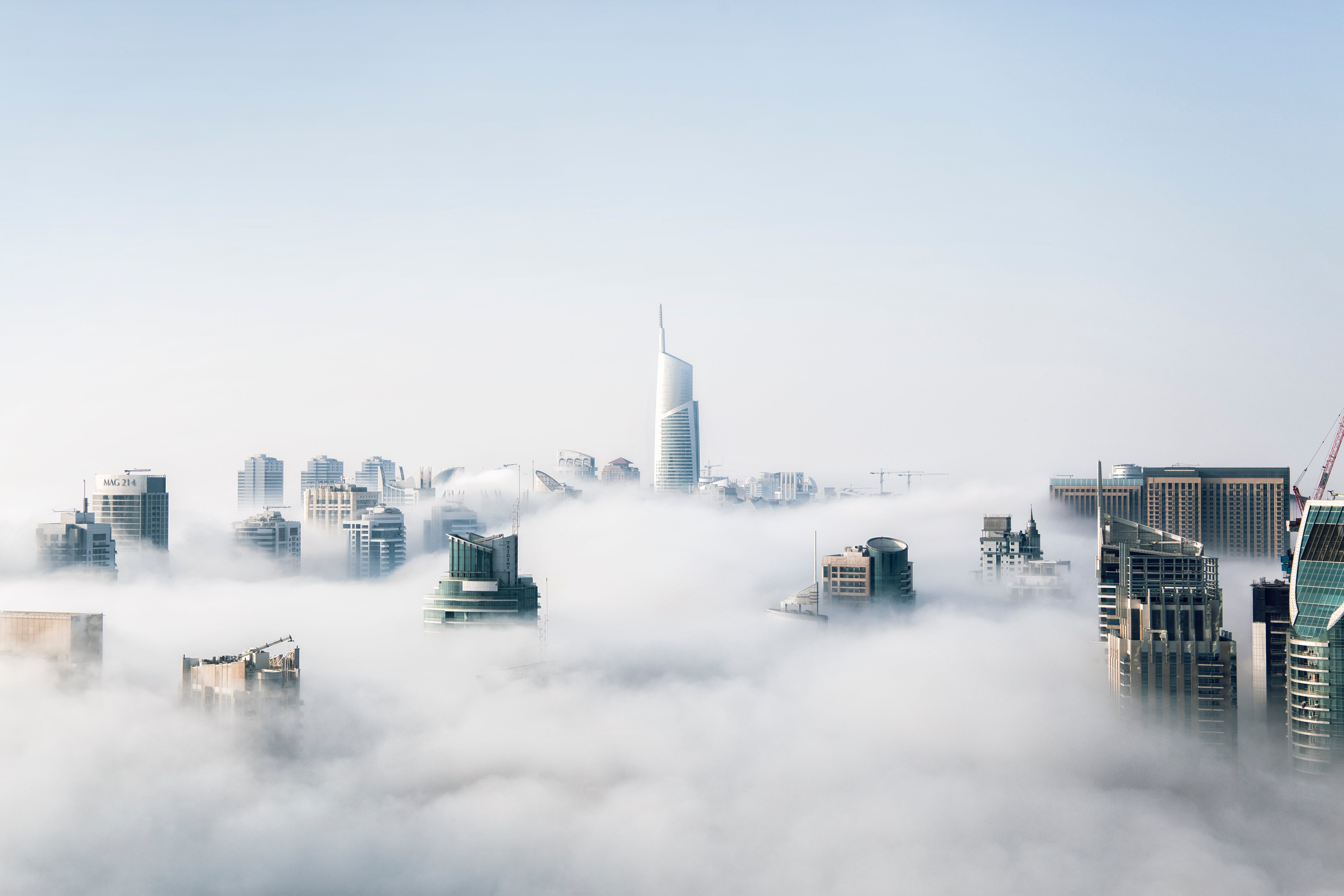 Laden Sie das Städte, Wolkenkratzer, Gebäude, Nebel, Dubai, Menschengemacht, Großstadt-Bild kostenlos auf Ihren PC-Desktop herunter