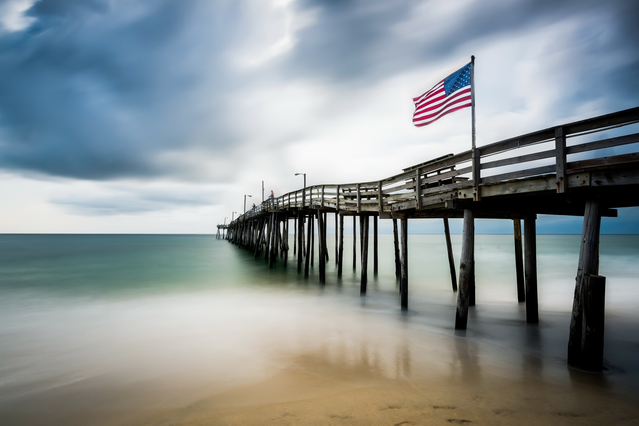 Handy-Wallpaper Horizont, Seebrücke, Ozean, Menschengemacht, Amerikanische Flagge kostenlos herunterladen.