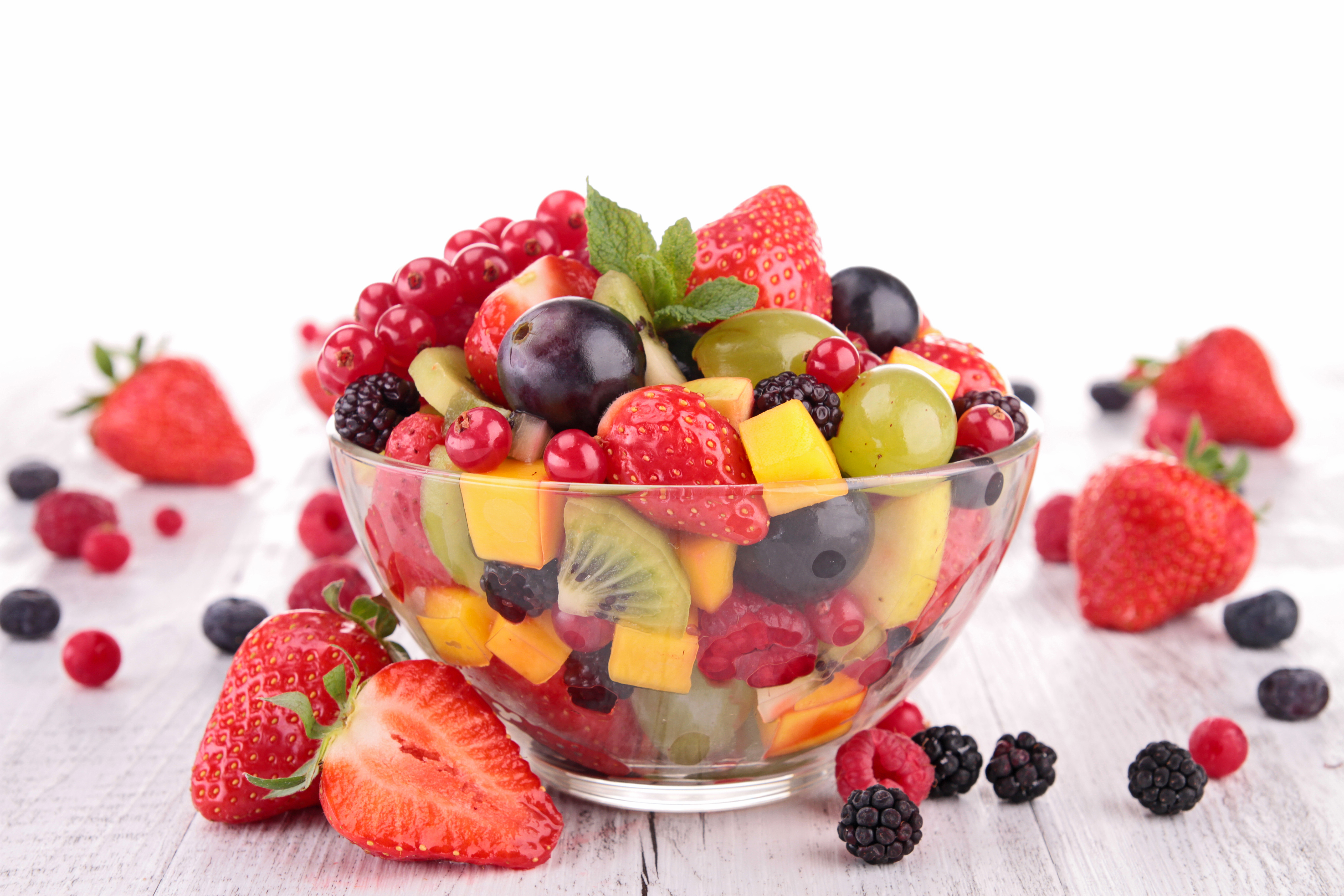 368974 скачать картинку еда, фрукты, ягода, салат, клубника - обои и заставки бесплатно