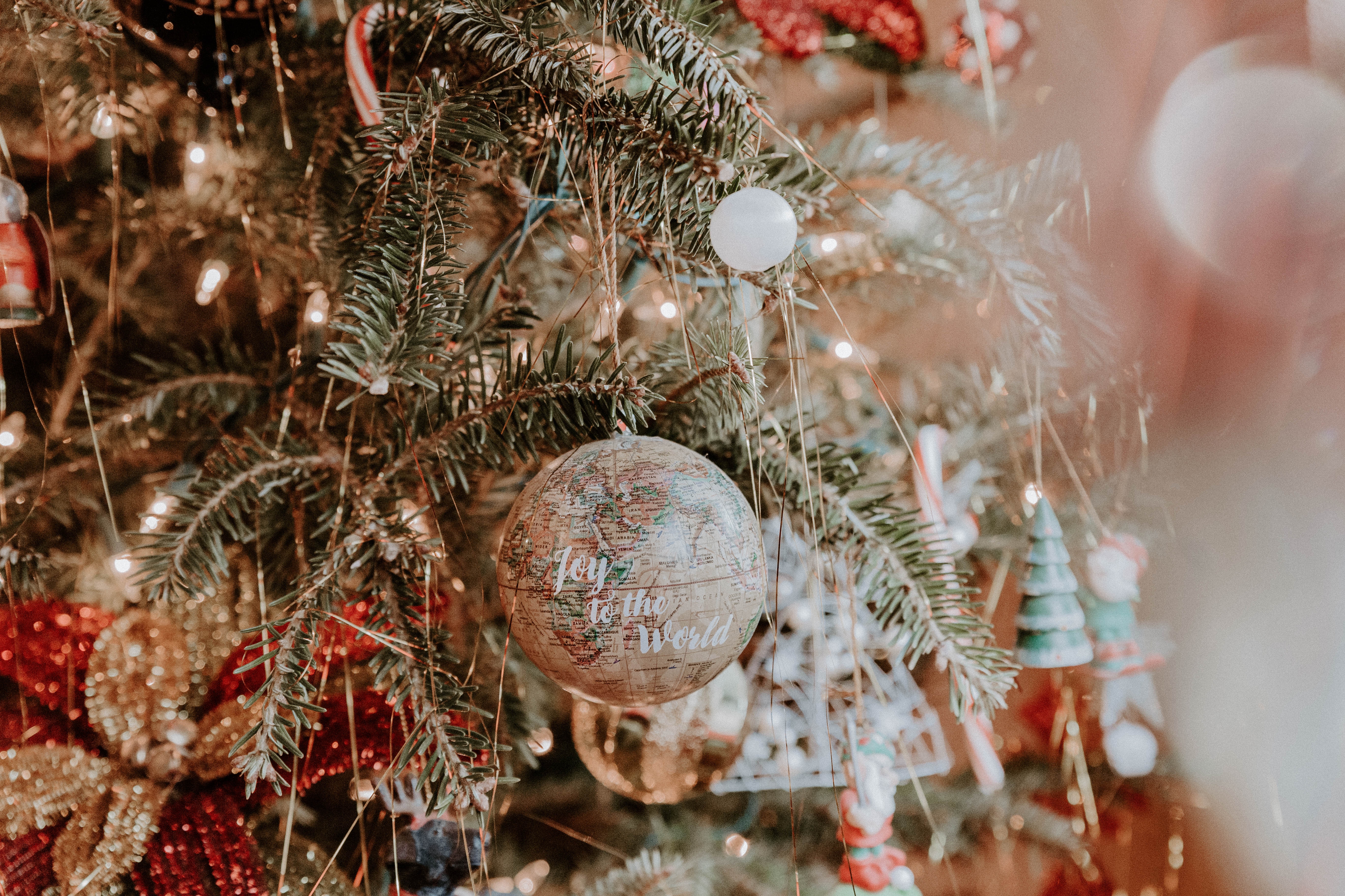 119598 descargar fondo de pantalla vacaciones, año nuevo, decoraciones, globo, bola, pelota, árbol de navidad, el mundo: protectores de pantalla e imágenes gratis
