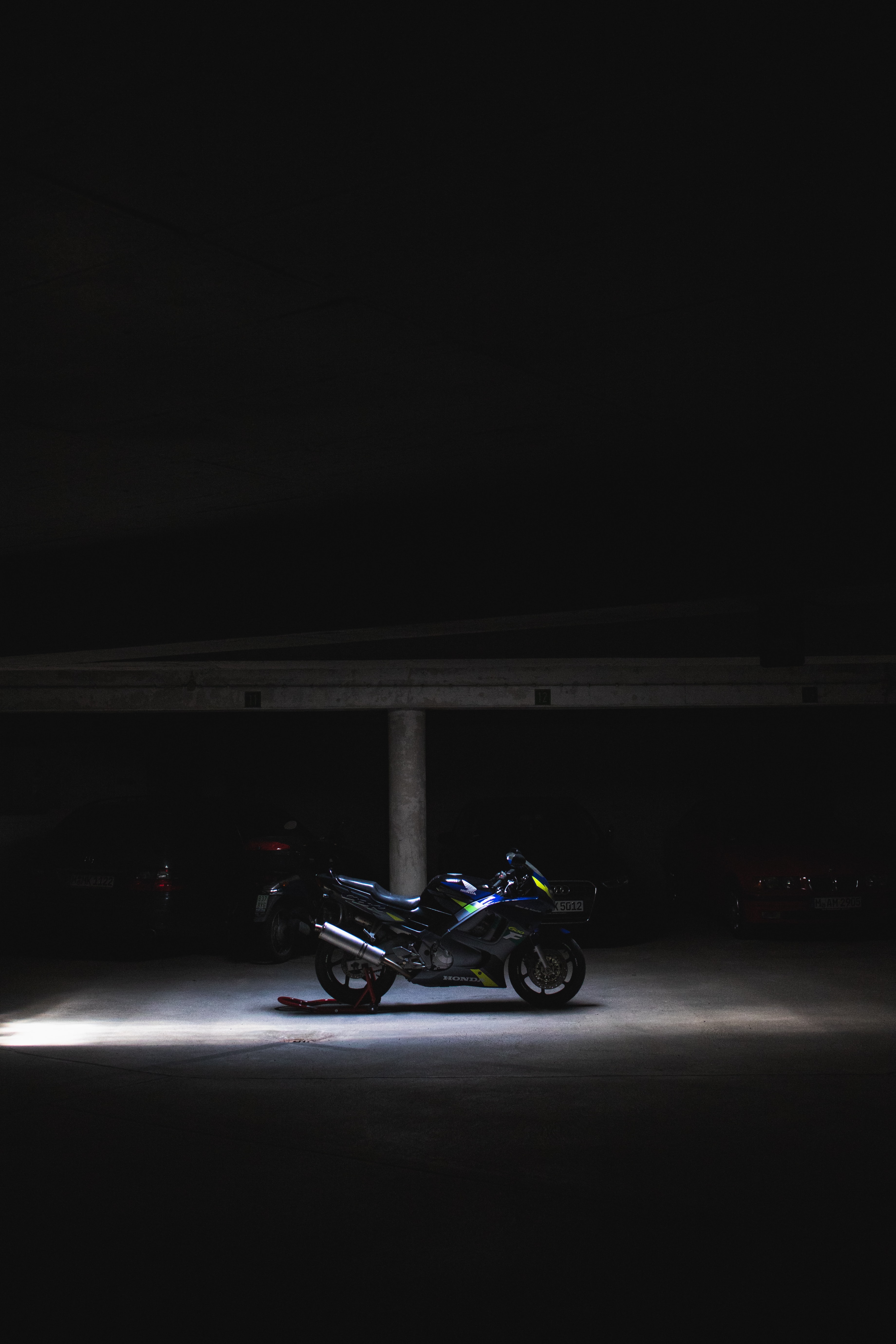 136085 descargar imagen motocicletas, oscuro, motocicleta, ruedas: fondos de pantalla y protectores de pantalla gratis