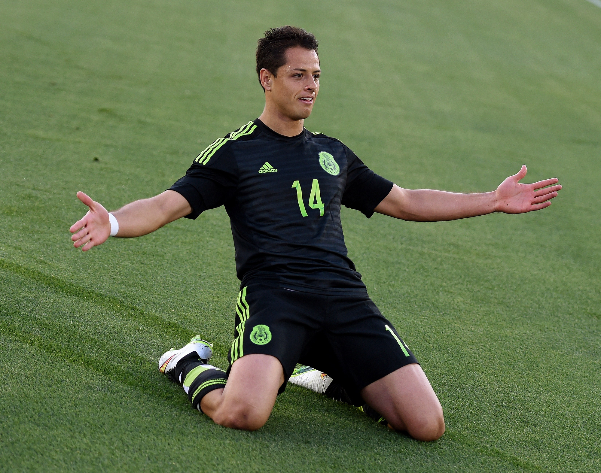 Descarga gratuita de fondo de pantalla para móvil de Fútbol, Mexicano, Deporte, Javier Hernandez.
