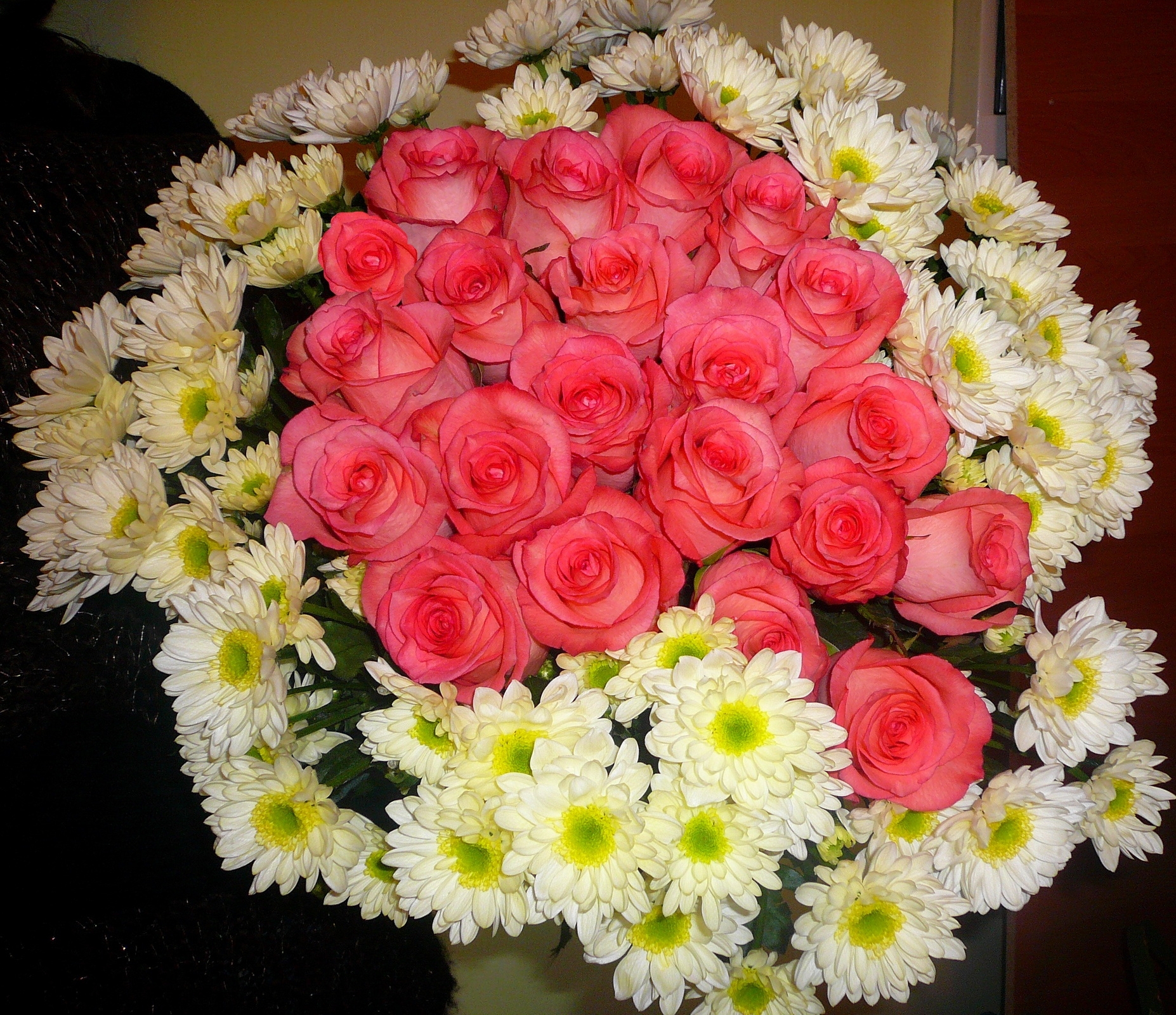 Laden Sie das Chrysantheme, Strauß, Bouquet, Roses, Blumen-Bild kostenlos auf Ihren PC-Desktop herunter