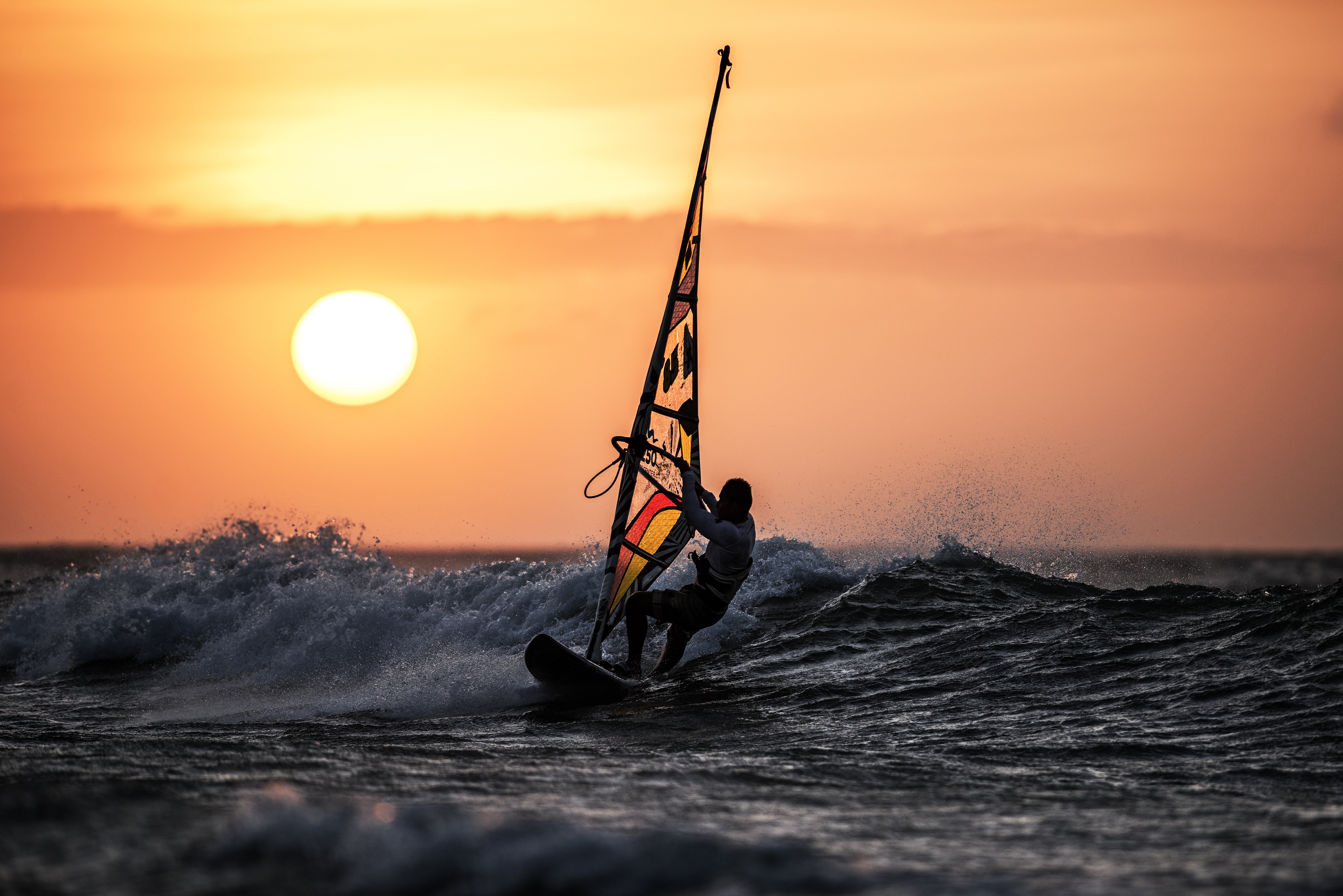 891804 descargar imagen deporte, windsurf, sol, atardecer: fondos de pantalla y protectores de pantalla gratis