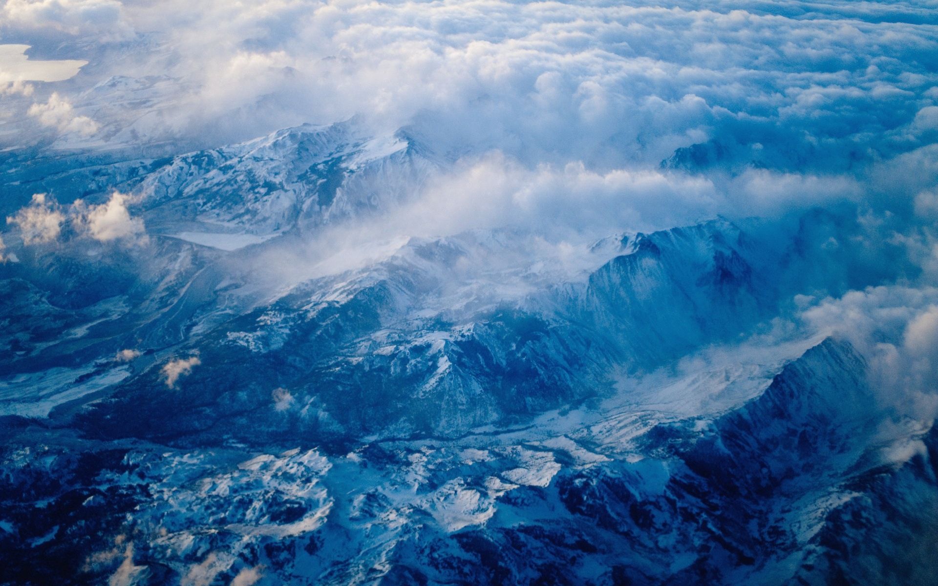 Скачать картинку Высота, Снег, Рельеф, Вершины, Горы, Природа, Облака в телефон бесплатно.