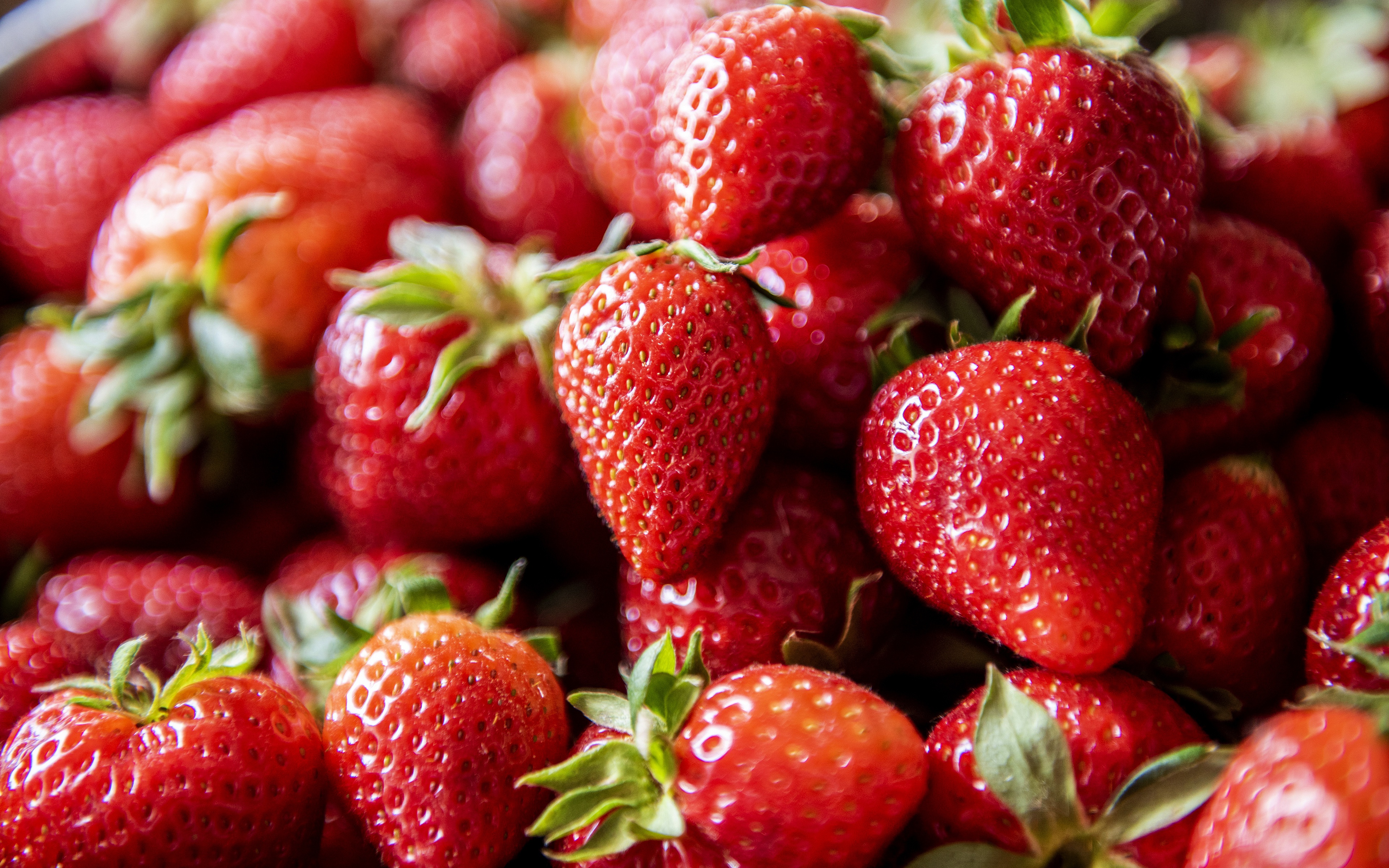 Handy-Wallpaper Erdbeere, Makro, Frucht, Nahrungsmittel, Früchte kostenlos herunterladen.