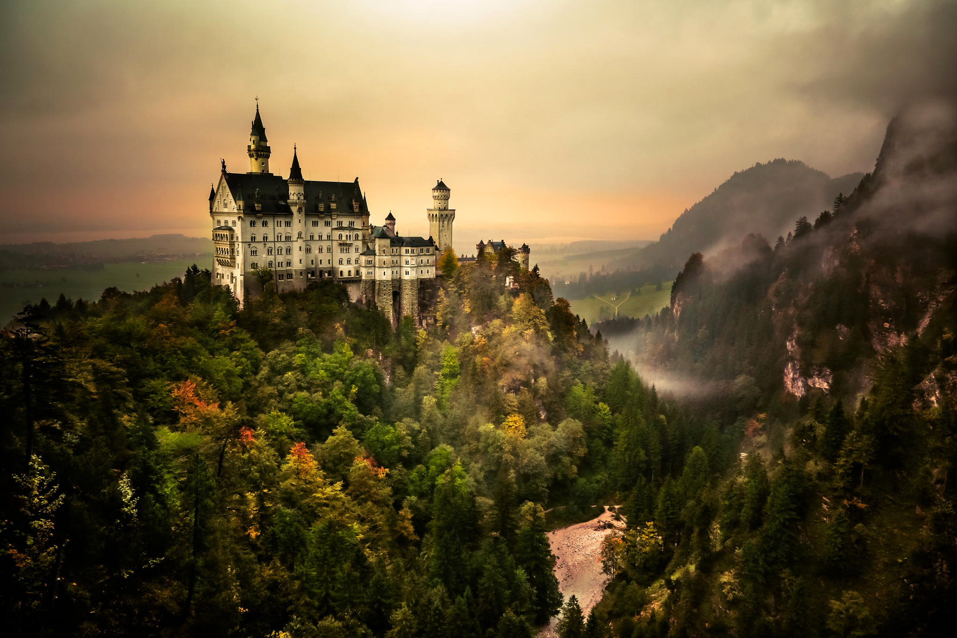 Скачать картинку Замки, Замок, Лес, Германия, Замок Нойшванштайн, Сделано Человеком в телефон бесплатно.