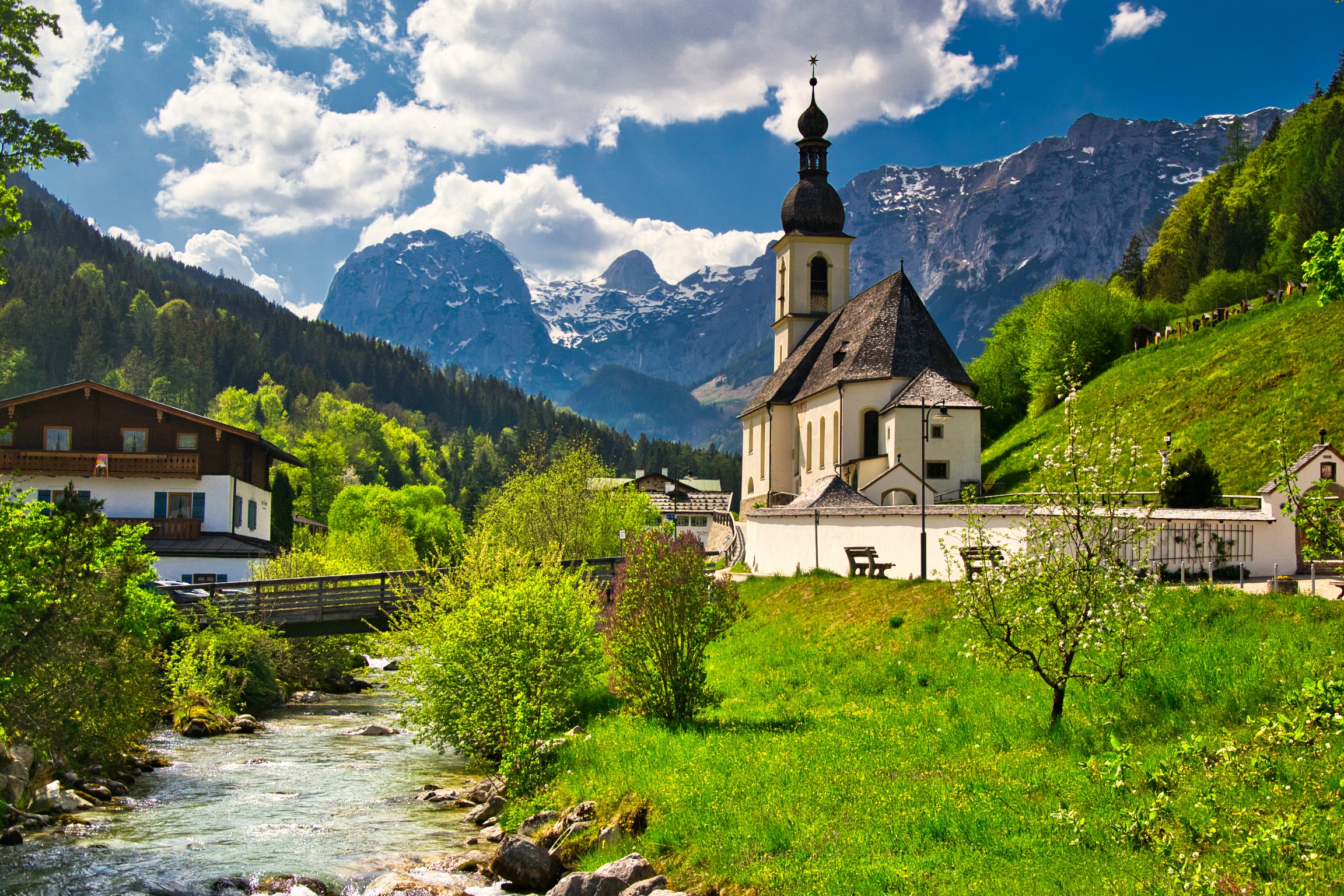 Скачать картинку Река, Гора, Дом, Мост, Церковь, Германия, Церкви, Бавария, Религиозные в телефон бесплатно.