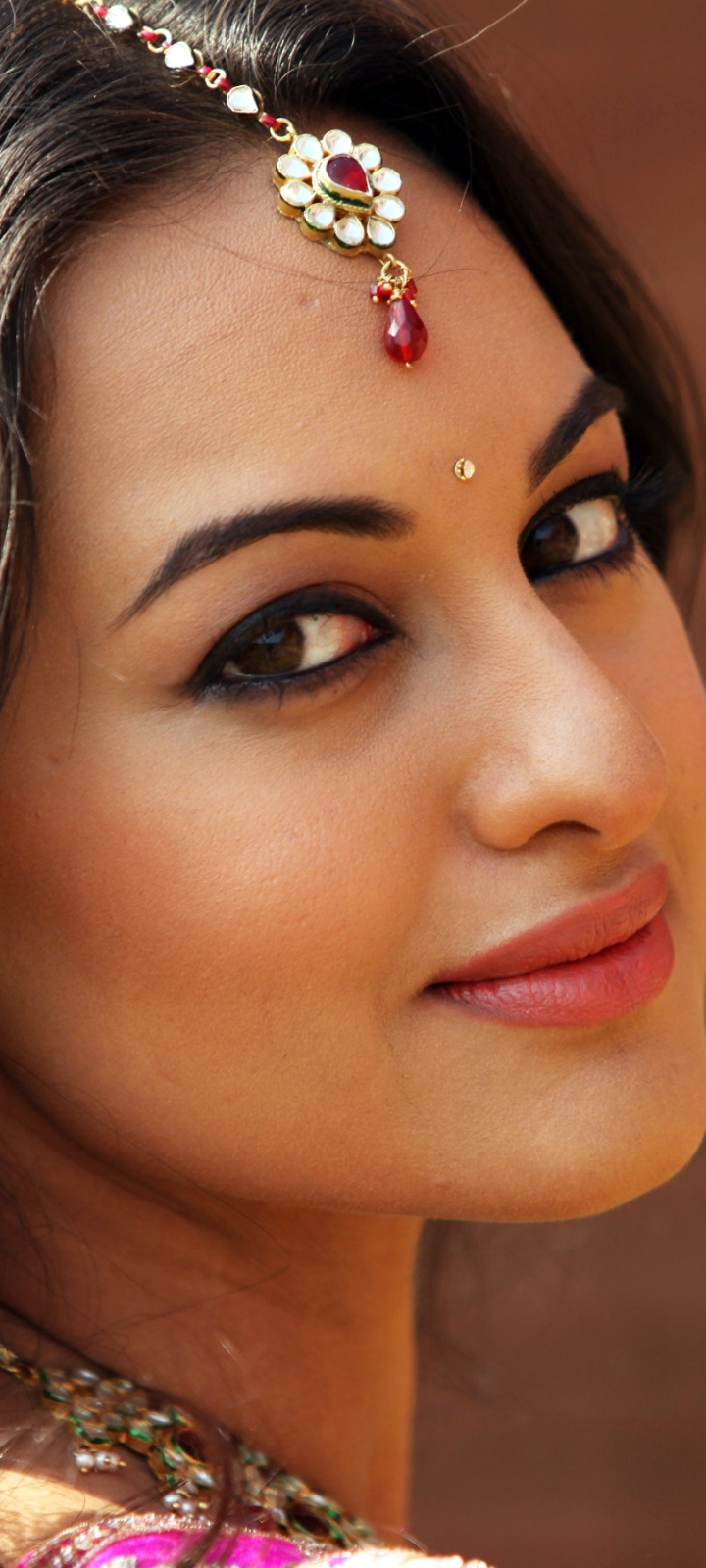 Handy-Wallpaper Gesicht, Indisch, Berühmtheiten, Sonakshi Sinha kostenlos herunterladen.