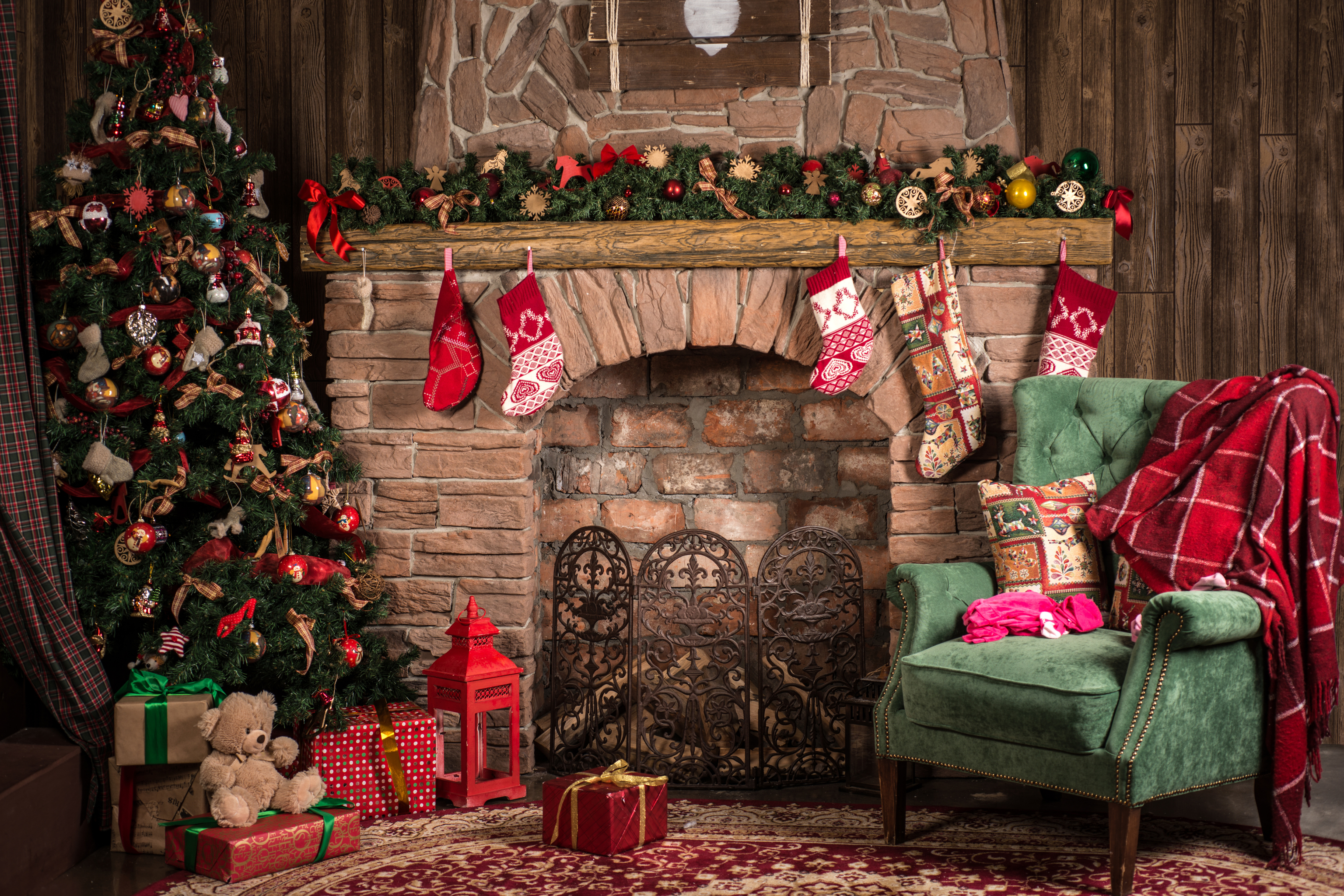 1426249画像をダウンロードホリデー, クリスマス, クリスマスツリー, クリスマスオーナメント, ストッキング, 暖炉-壁紙とスクリーンセーバーを無料で