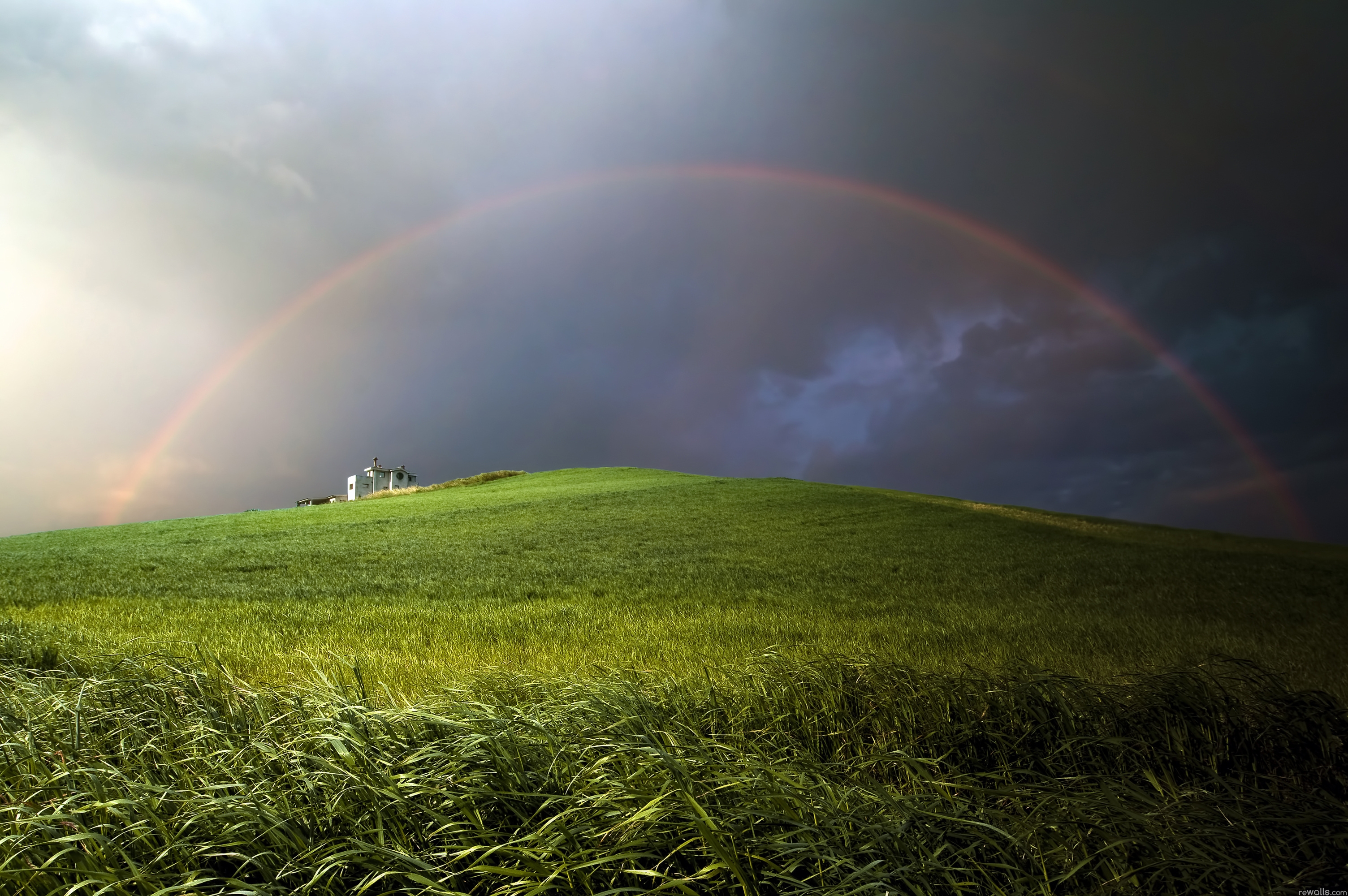 134616 скачать картинку радуга, природа, поле, пасмурно, холм, луг, постройка - обои и заставки бесплатно