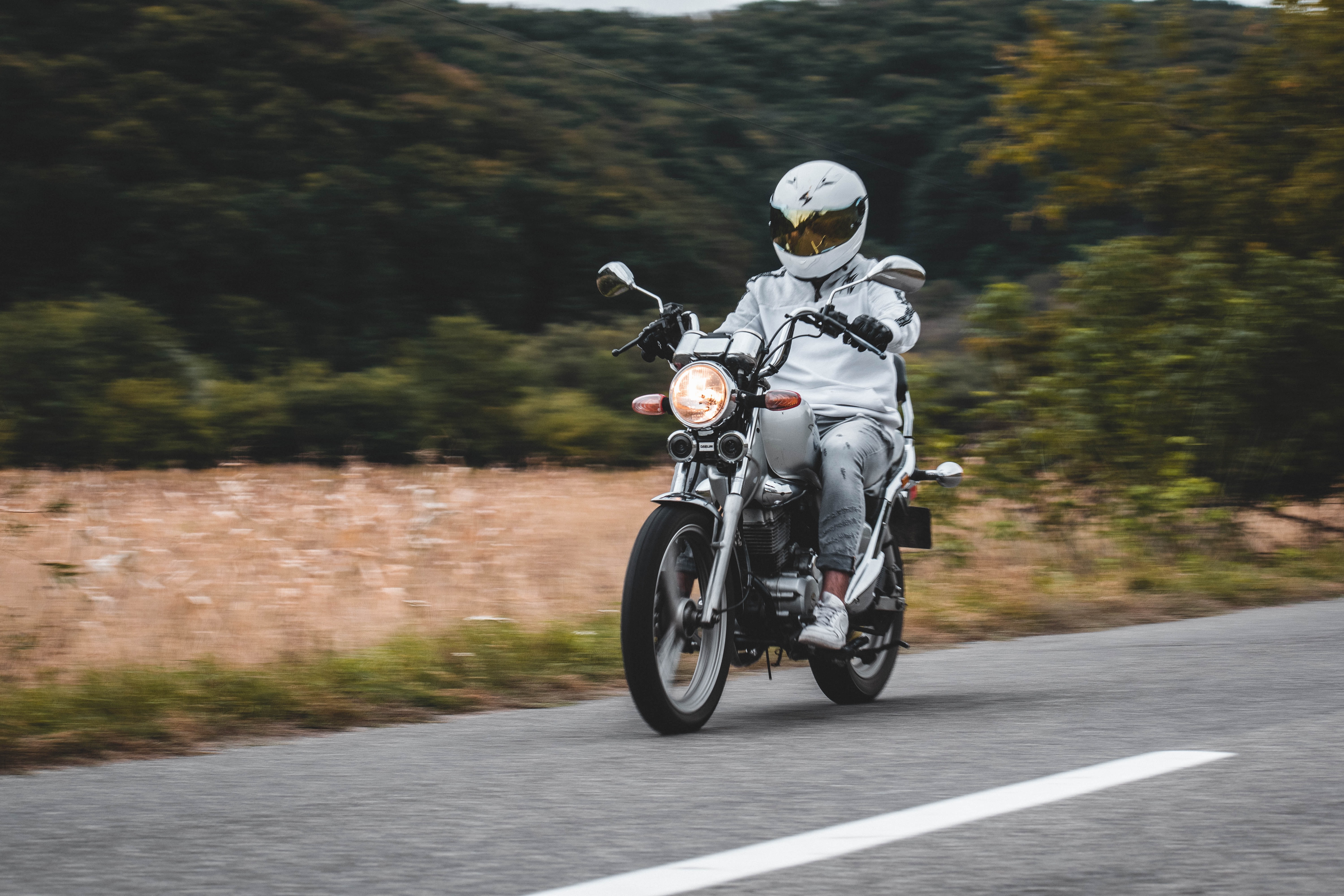 99002 télécharger le fond d'écran motocycliste, moto, blanc, route, la vitesse, vitesse, motocyclette, bicyclette, vélo - économiseurs d'écran et images gratuitement