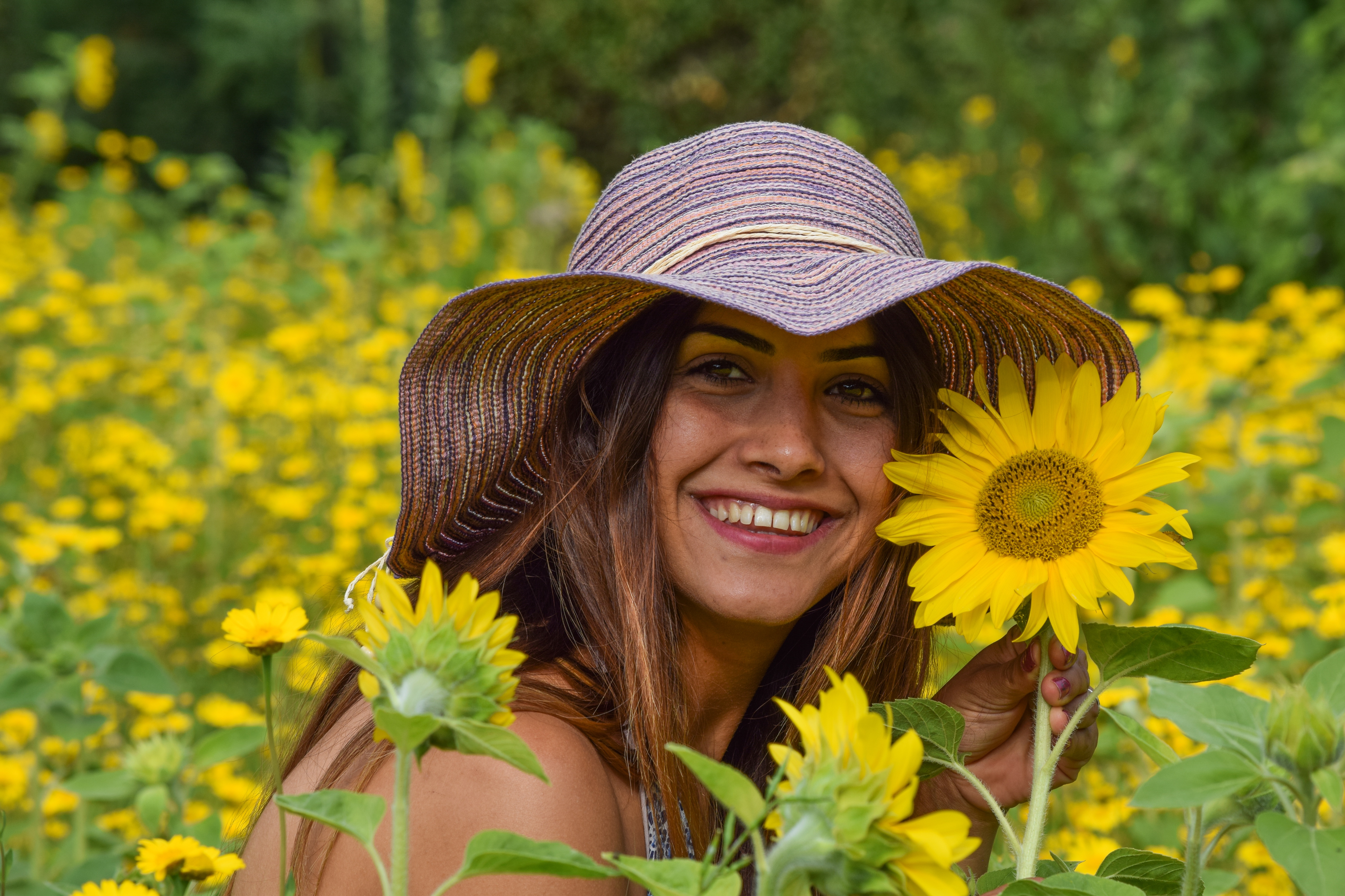 Handy-Wallpaper Lächeln, Sonnenblume, Hut, Brünette, Modell, Frauen, Gelbe Blume kostenlos herunterladen.