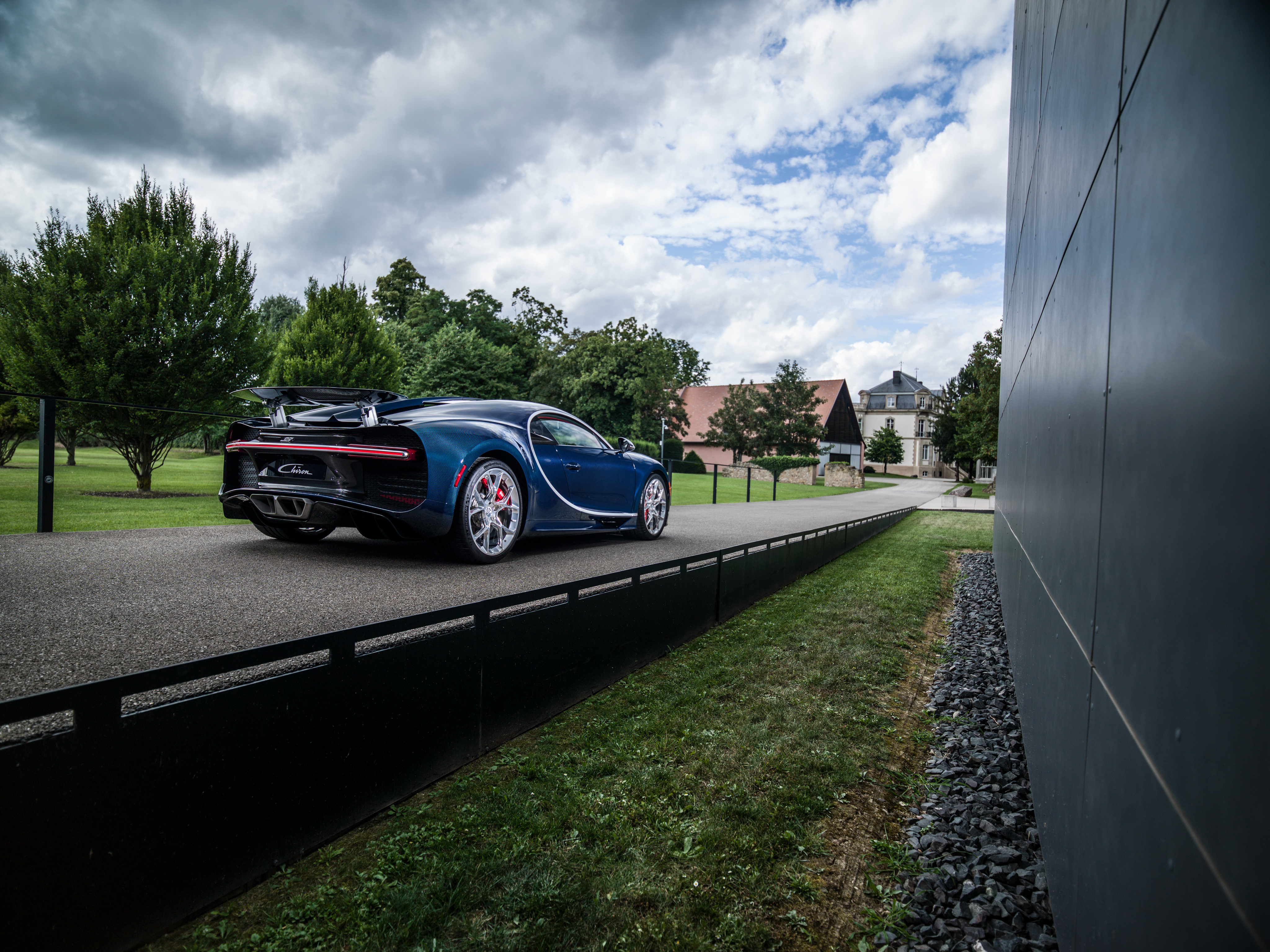 Handy-Wallpaper Bugatti, Autos, Supersportwagen, Bugatti Chiron, Fahrzeuge kostenlos herunterladen.