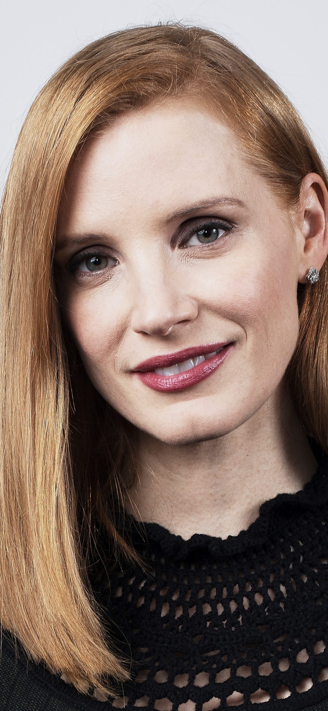 Handy-Wallpaper Lächeln, Rothaarige, Gesicht, Blaue Augen, Amerikanisch, Berühmtheiten, Darstellerin, Jessica Chastain kostenlos herunterladen.