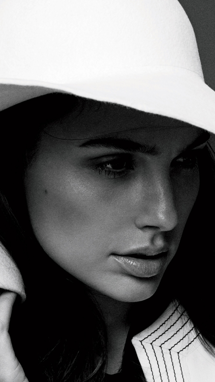 Download mobile wallpaper Face, Hat, Celebrity, Black & White, Actress, Gal Gadot, Israeli for free.
