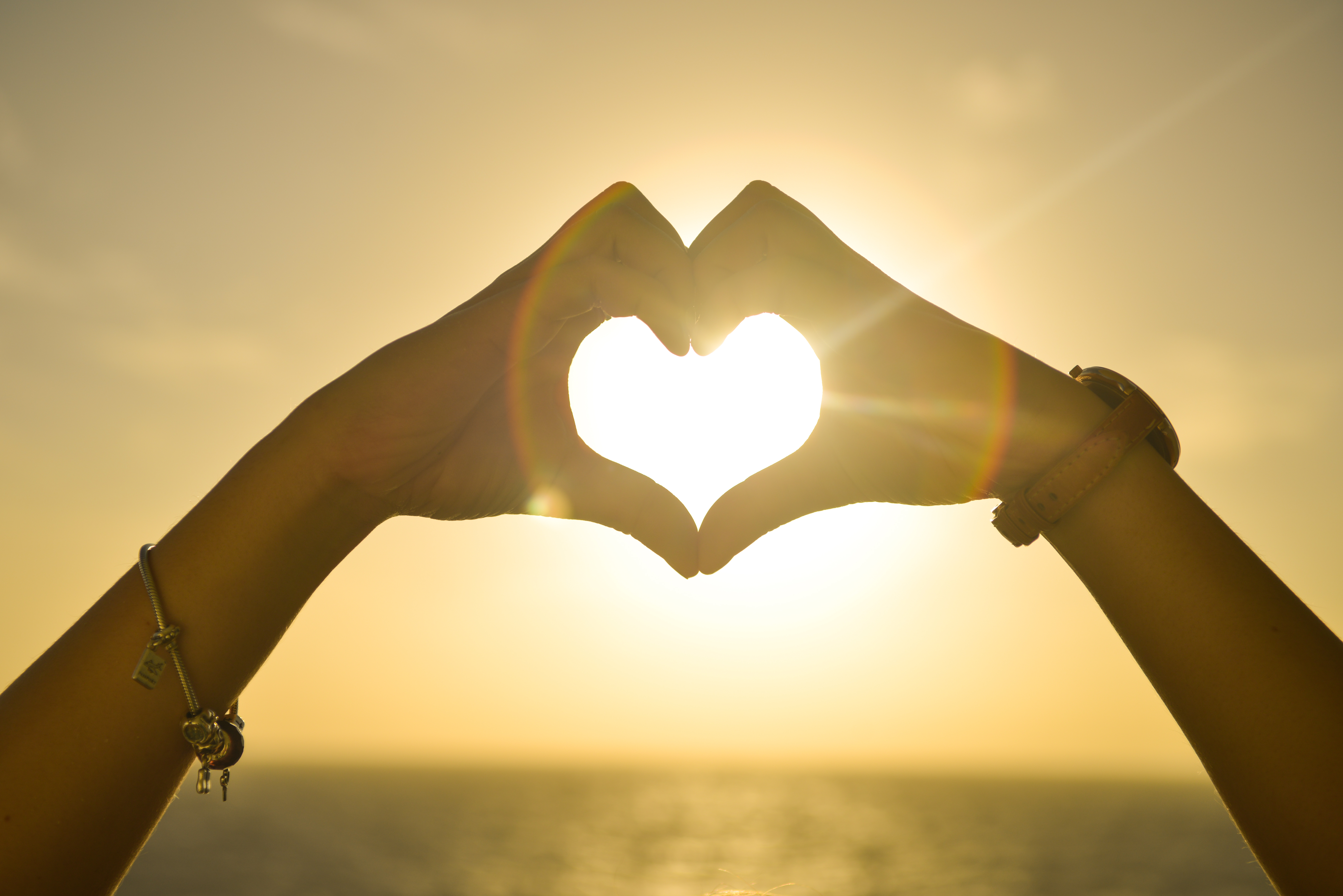 Laden Sie das Hände, Scheinen, Licht, Ein Herz, Herzen, Liebe-Bild kostenlos auf Ihren PC-Desktop herunter