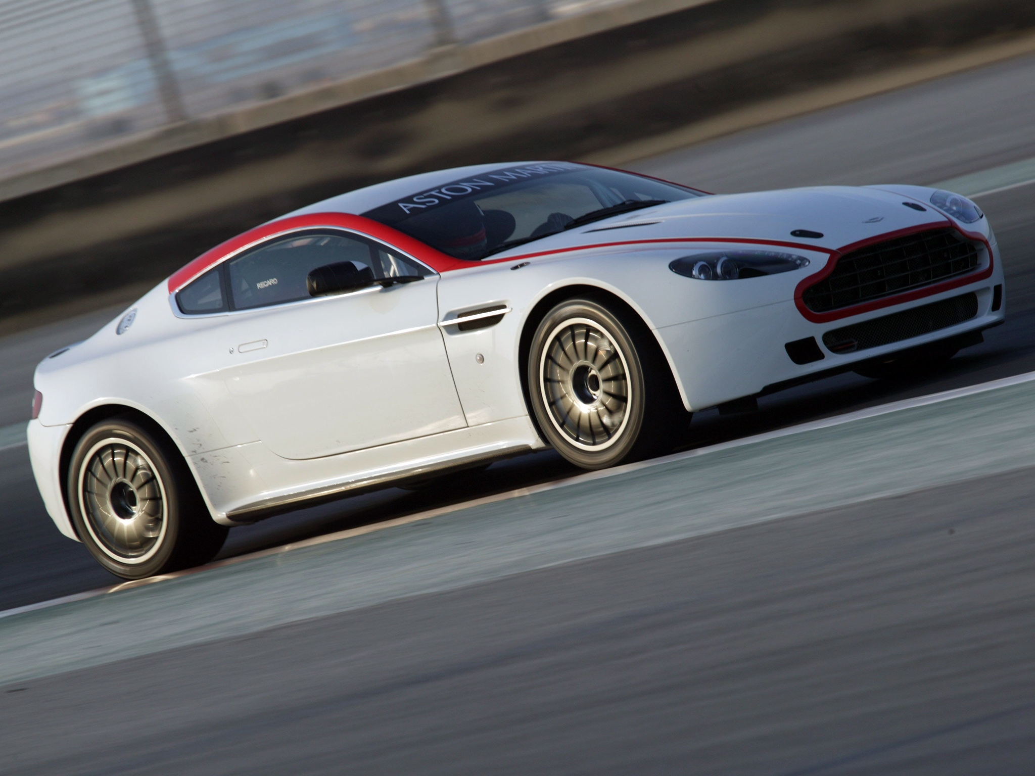 Free download wallpaper Auto, Aston Martin, Side View, Speed, 2009, V8, Vantage, Cars on your PC desktop