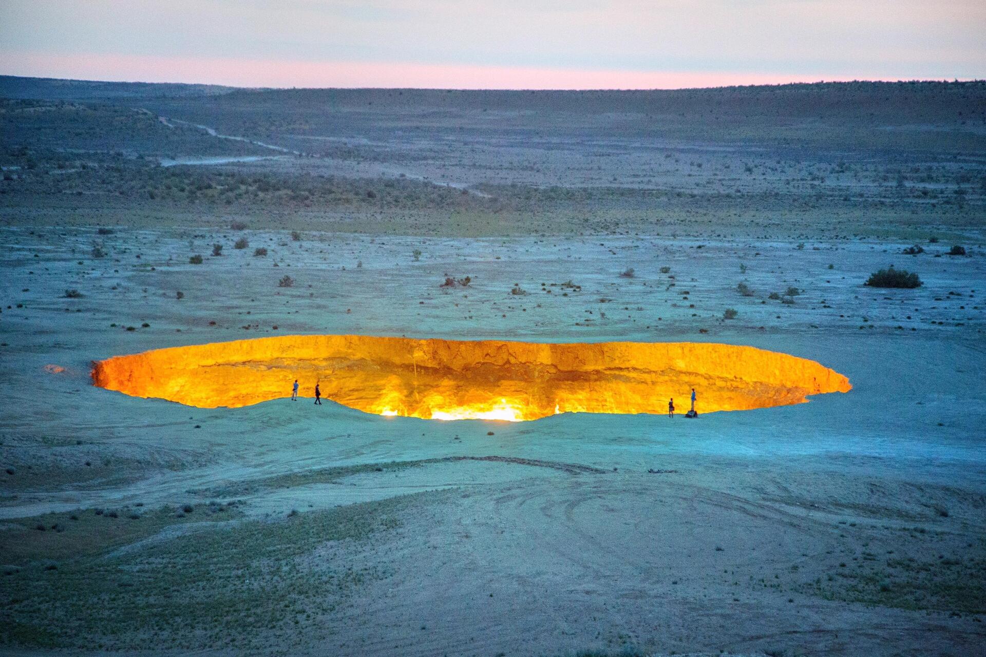 1031336 скачать картинку земля/природа, газовый кратер дарваза, туркменистан - обои и заставки бесплатно