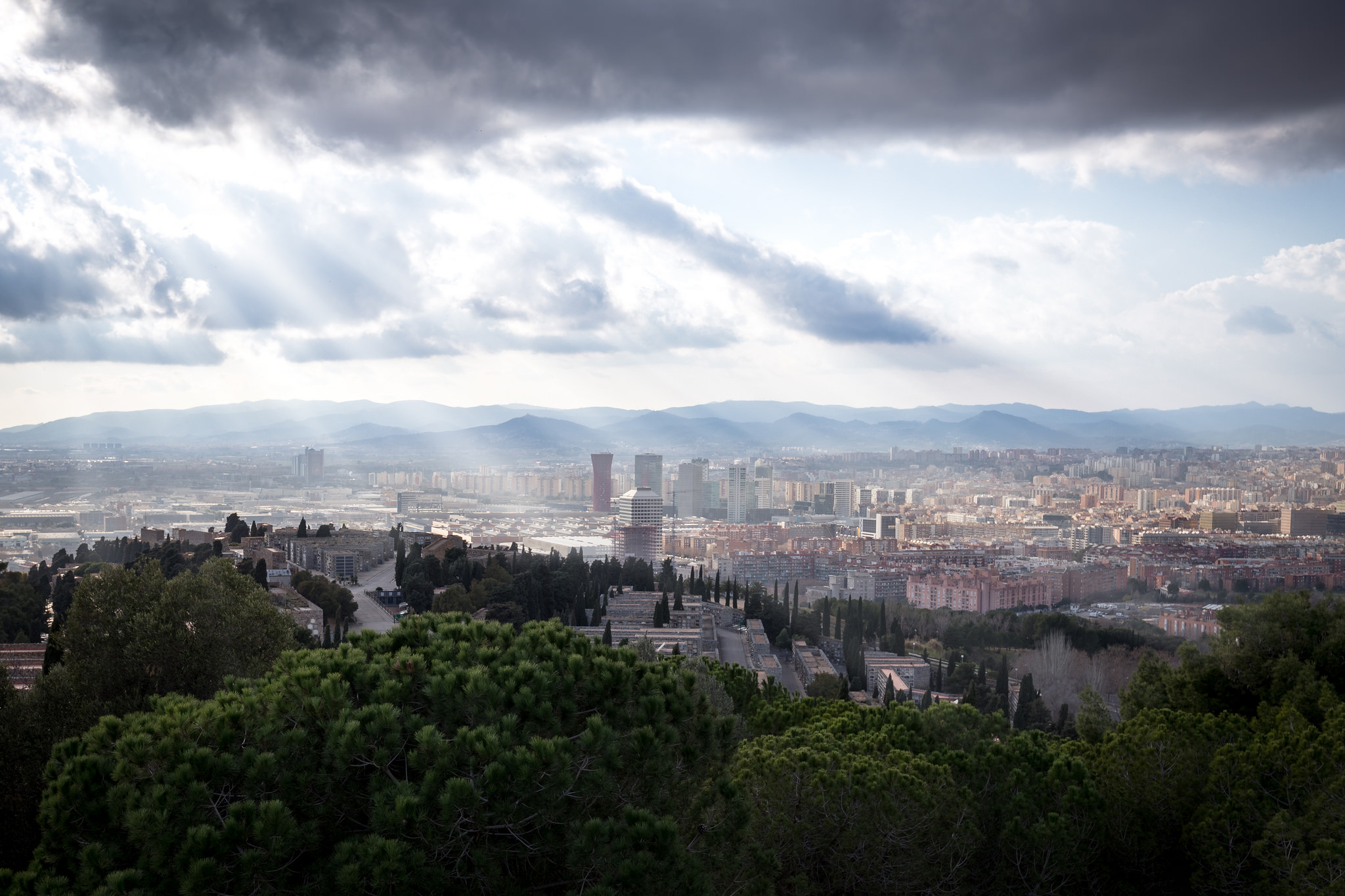 390790 descargar imagen barcelona, hecho por el hombre, ciudad, paisaje urbano, nube, paisaje, españa, rayo de sol, ciudades: fondos de pantalla y protectores de pantalla gratis