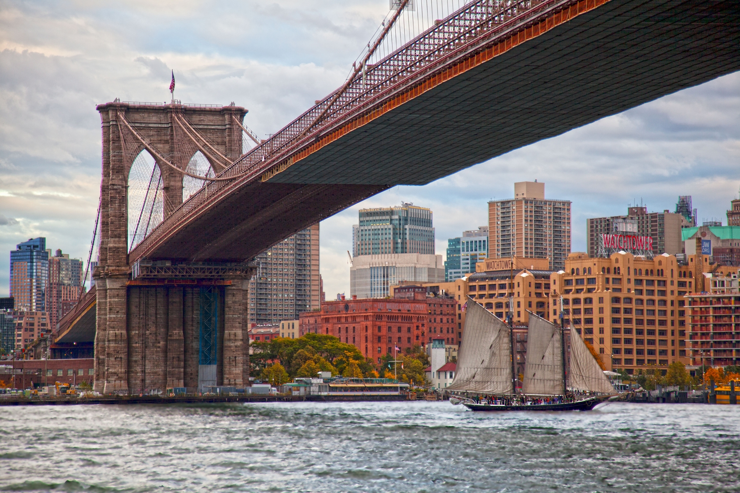 Скачать картинку Мосты, Город, Мост, Нью Йорк, Парусная Лодка, Бруклинский Мост, Сделано Человеком в телефон бесплатно.