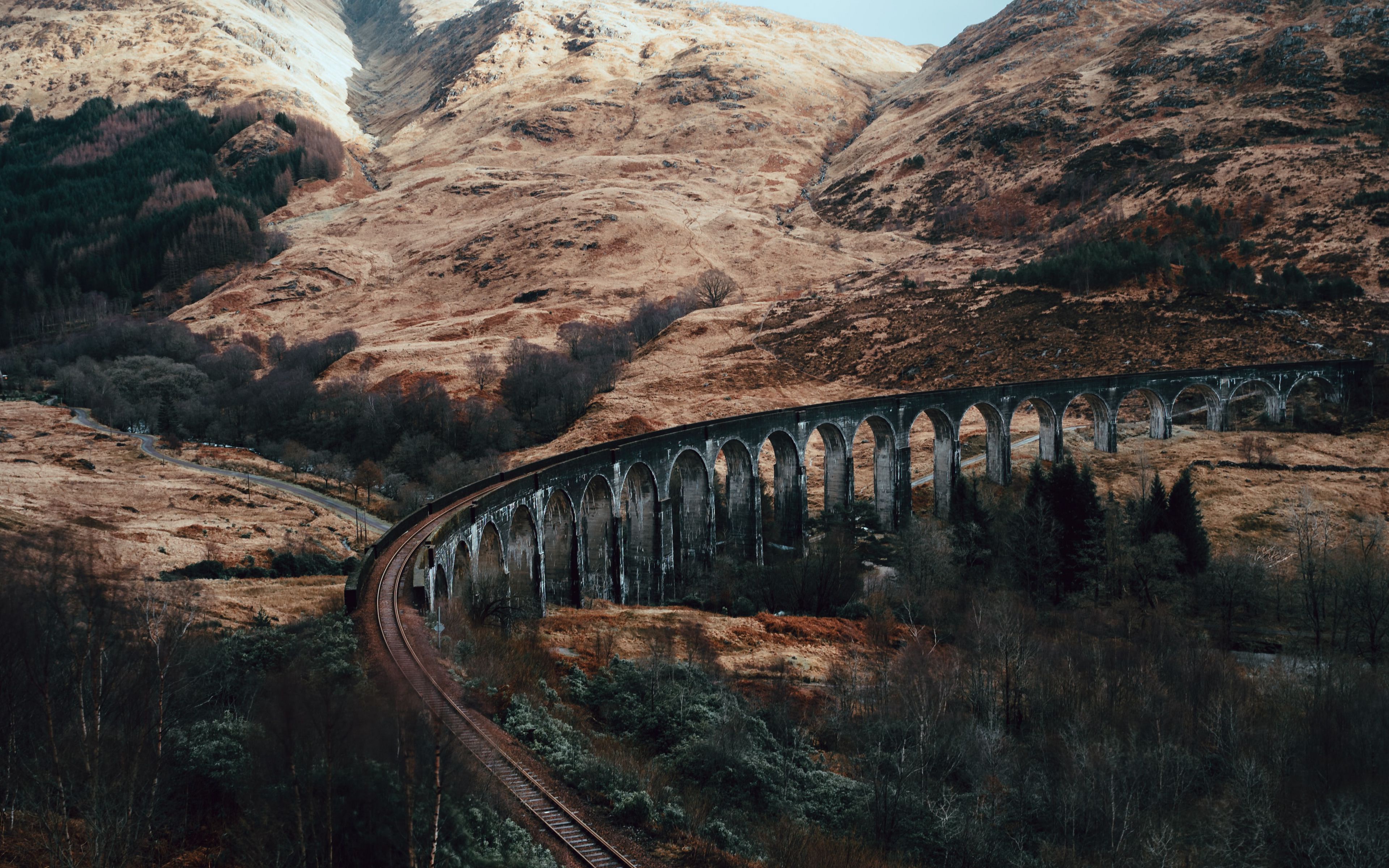 Handy-Wallpaper Landschaft, Natur, Baum, Hügel, Gebirge, Eisenbahn, Menschengemacht kostenlos herunterladen.