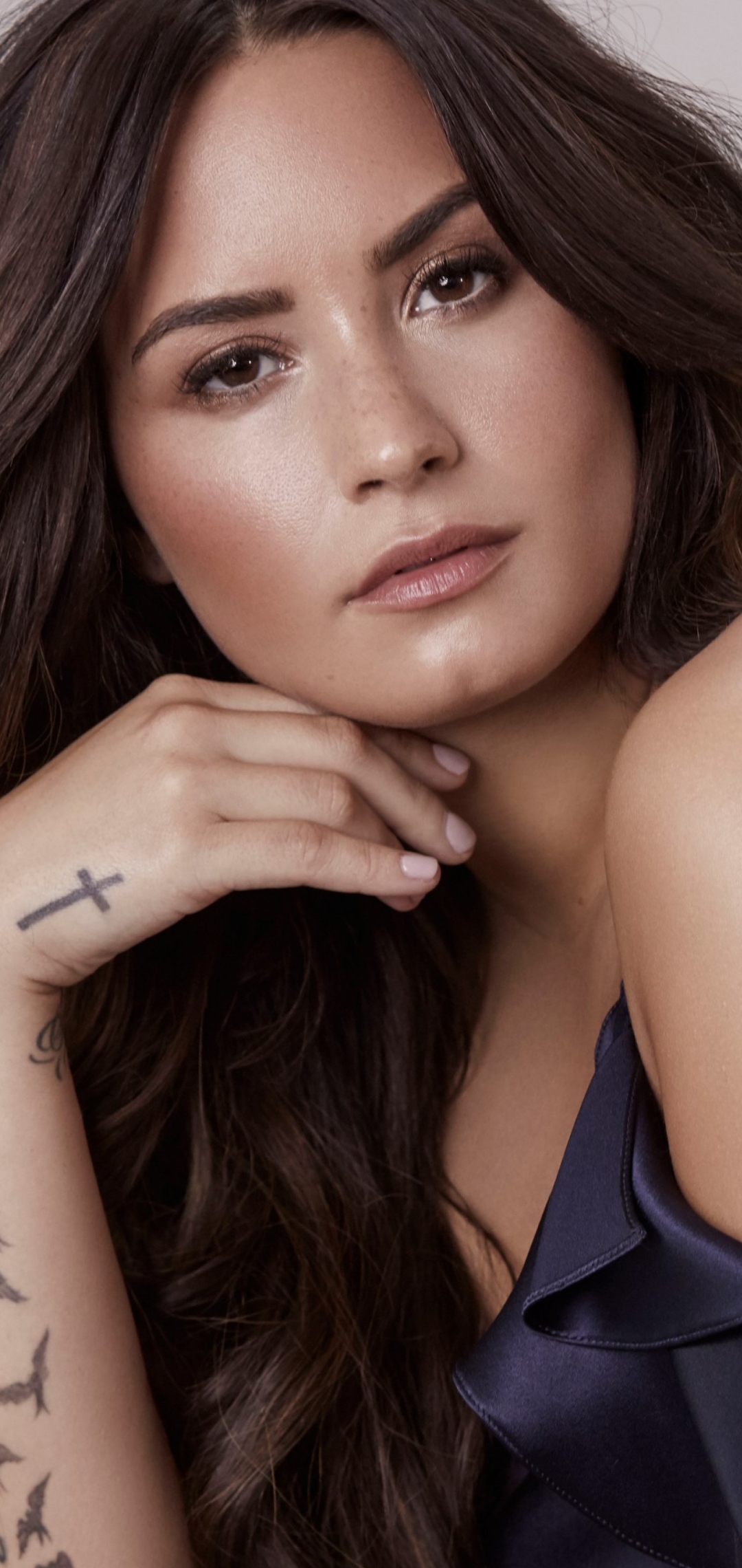 Descarga gratuita de fondo de pantalla para móvil de Música, Morena, Tatuaje, Cantante, Ojos Cafés, Demi Lovato.