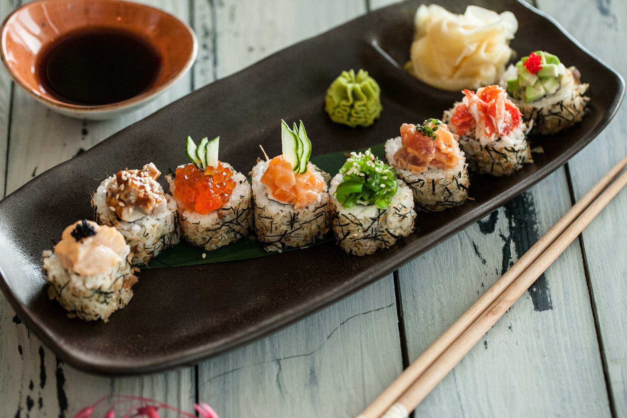 Handy-Wallpaper Sushi, Fisch, Meeresfrüchte, Nahrungsmittel, Stillleben, Essstäbchen kostenlos herunterladen.