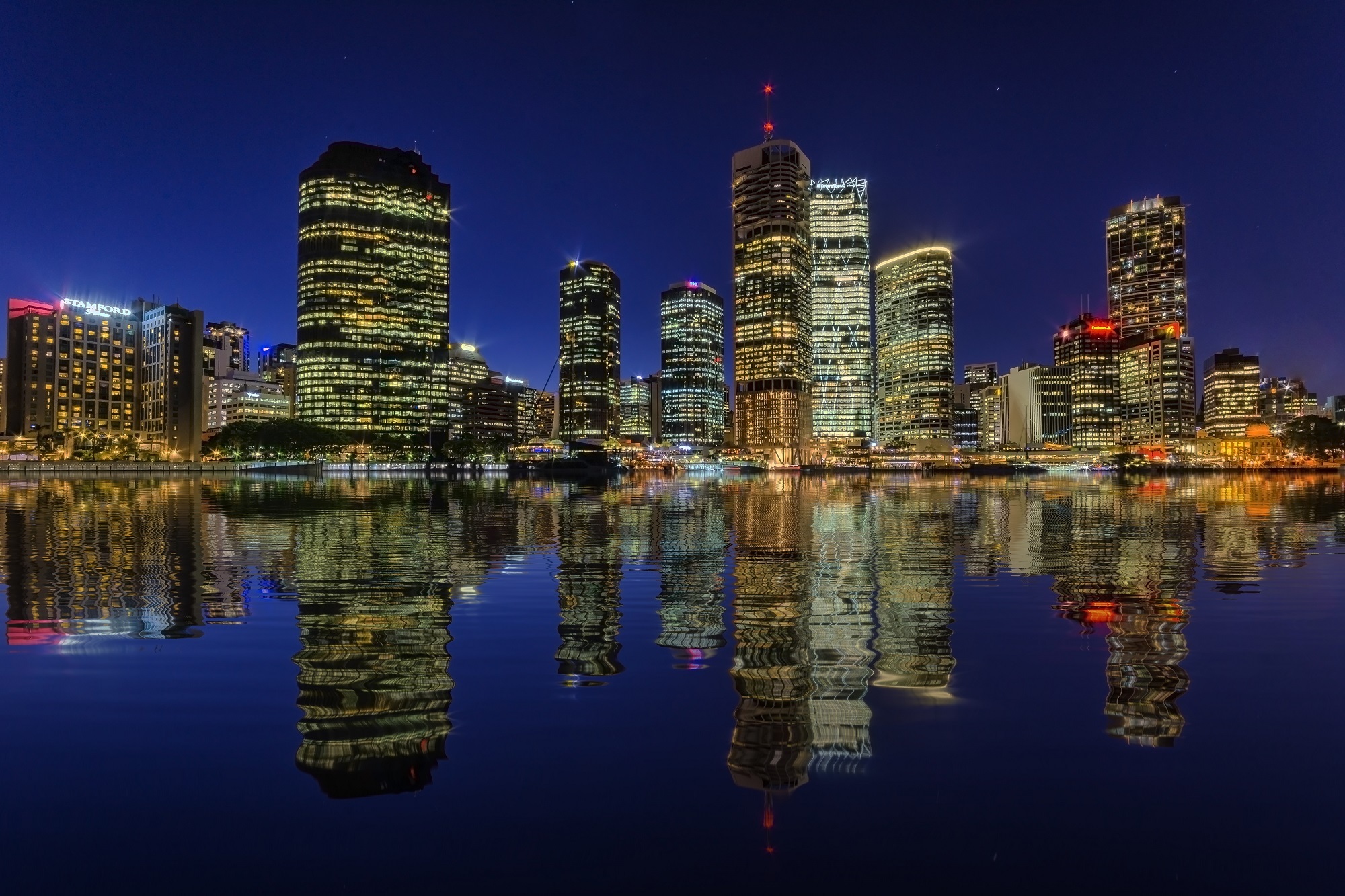 Baixe gratuitamente a imagem Cidades, Água, Noite, Cidade, Arranha Céu, Construção, Austrália, Brisbane, Feito Pelo Homem, Reflecção na área de trabalho do seu PC