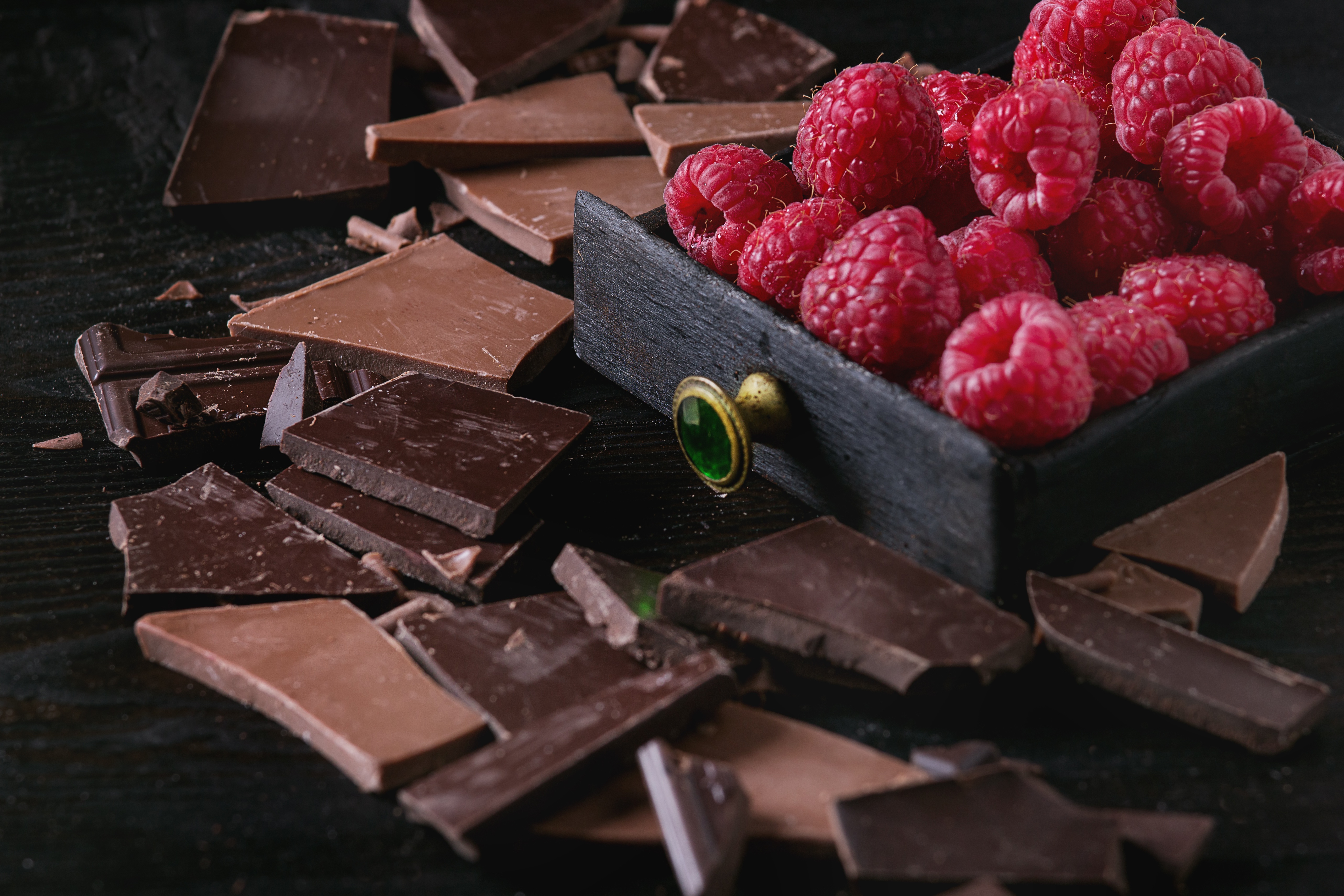 Laden Sie das Schokolade, Himbeere, Frucht, Nahrungsmittel, Stillleben-Bild kostenlos auf Ihren PC-Desktop herunter