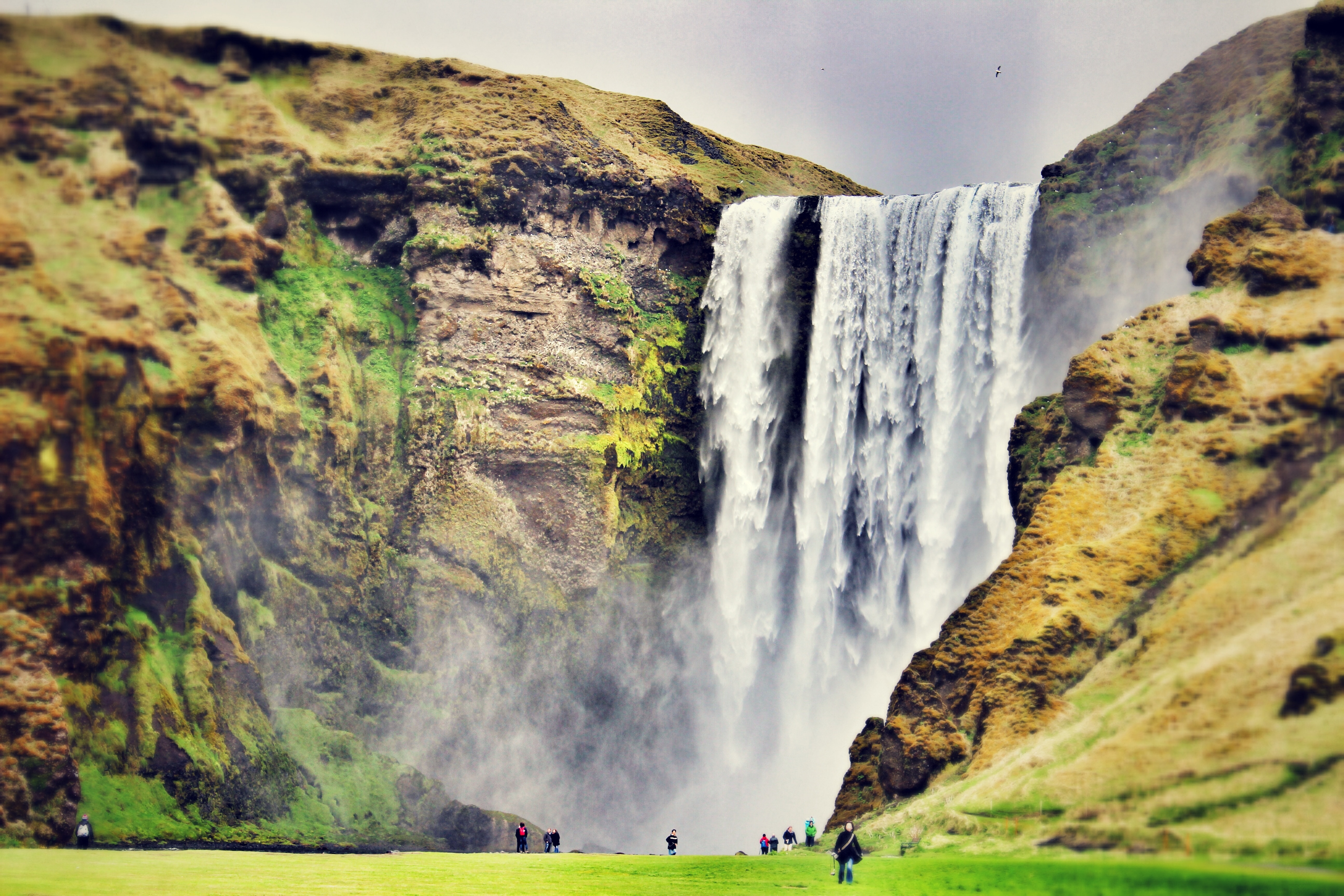 Скачать обои бесплатно Skogafoss, Исландия, Природа, Пейзаж, Люди, Водопад картинка на рабочий стол ПК
