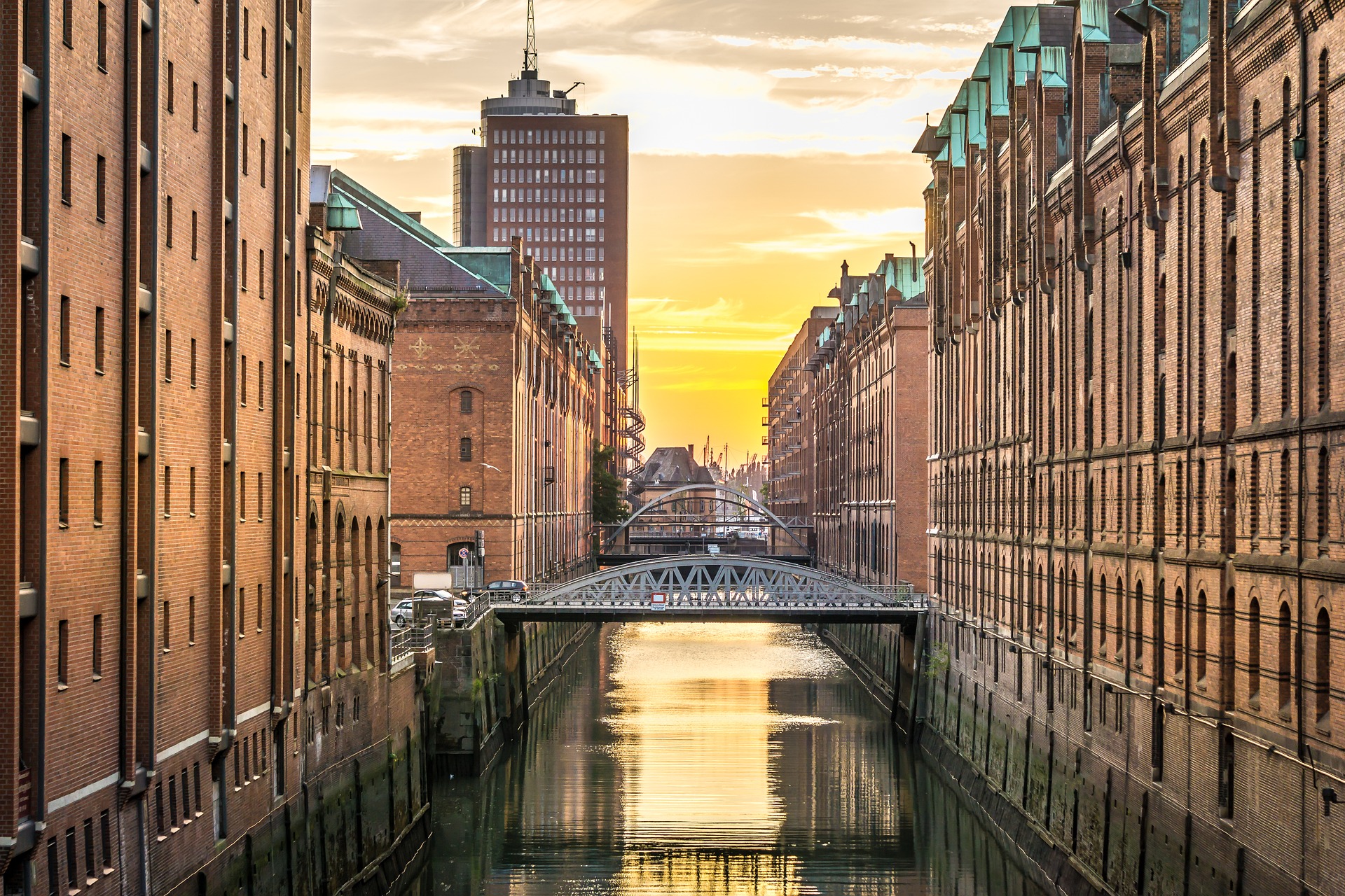 Скачать картинку Города, Мост, Здание, Германия, Гамбург, Сделано Человеком в телефон бесплатно.