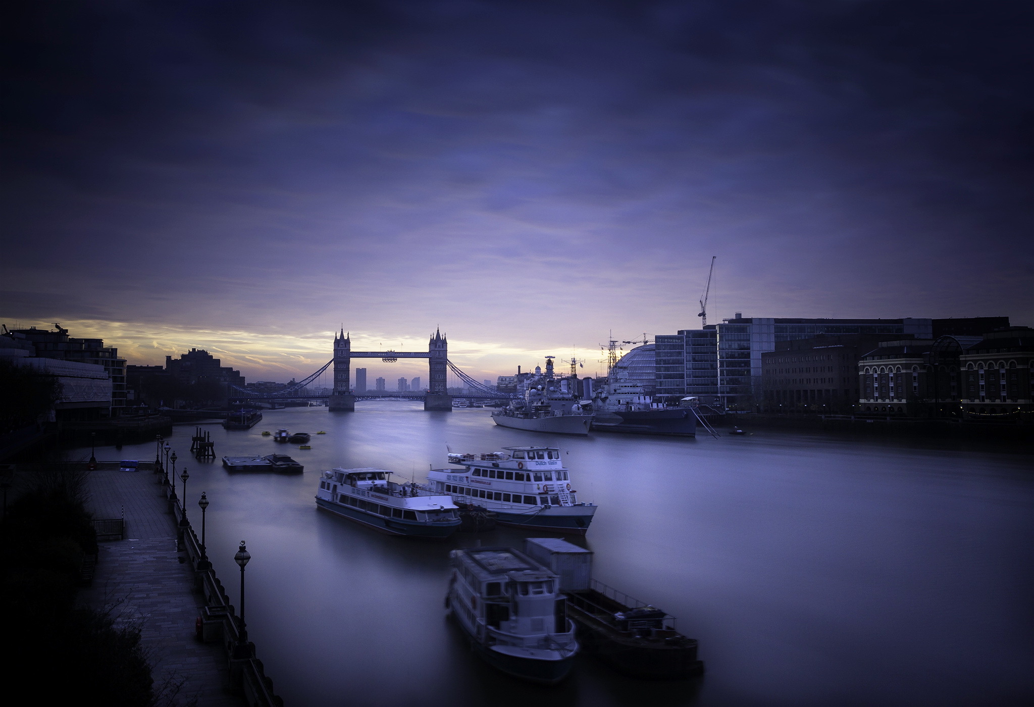 Laden Sie das London, Fluss, Abend, Boot, Vereinigtes Königreich, Themse, Tower Bridge, Brücken, Menschengemacht, Fähre-Bild kostenlos auf Ihren PC-Desktop herunter