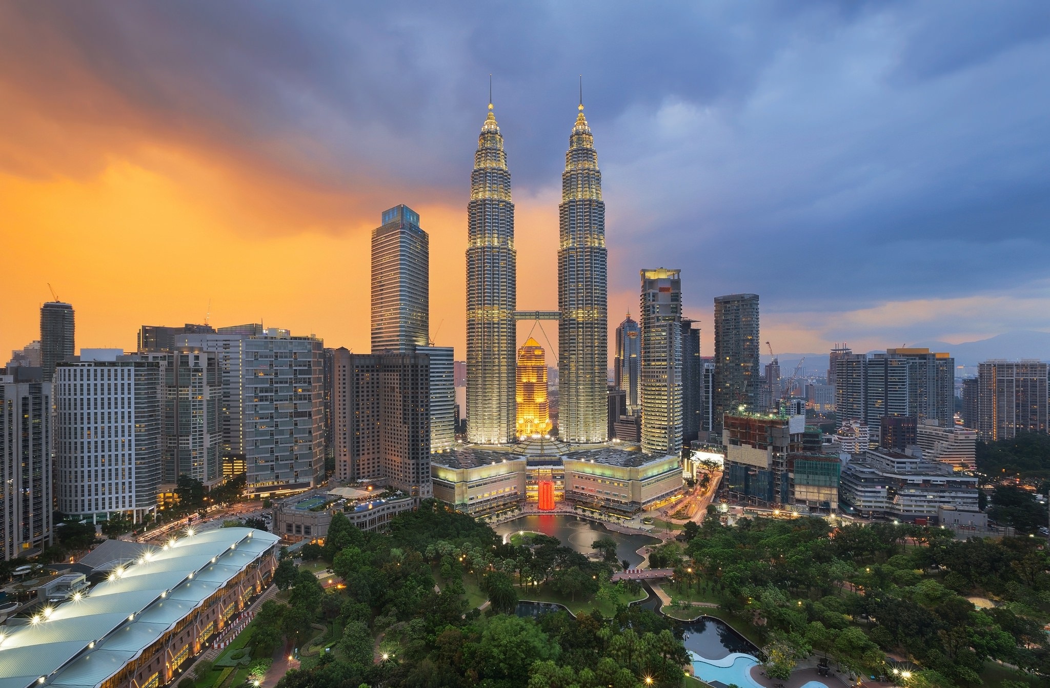 Handy-Wallpaper Städte, Wolkenkratzer, Gebäude, Kuala Lumpur, Malaysia, Menschengemacht, Großstadt, Petronas Türme kostenlos herunterladen.