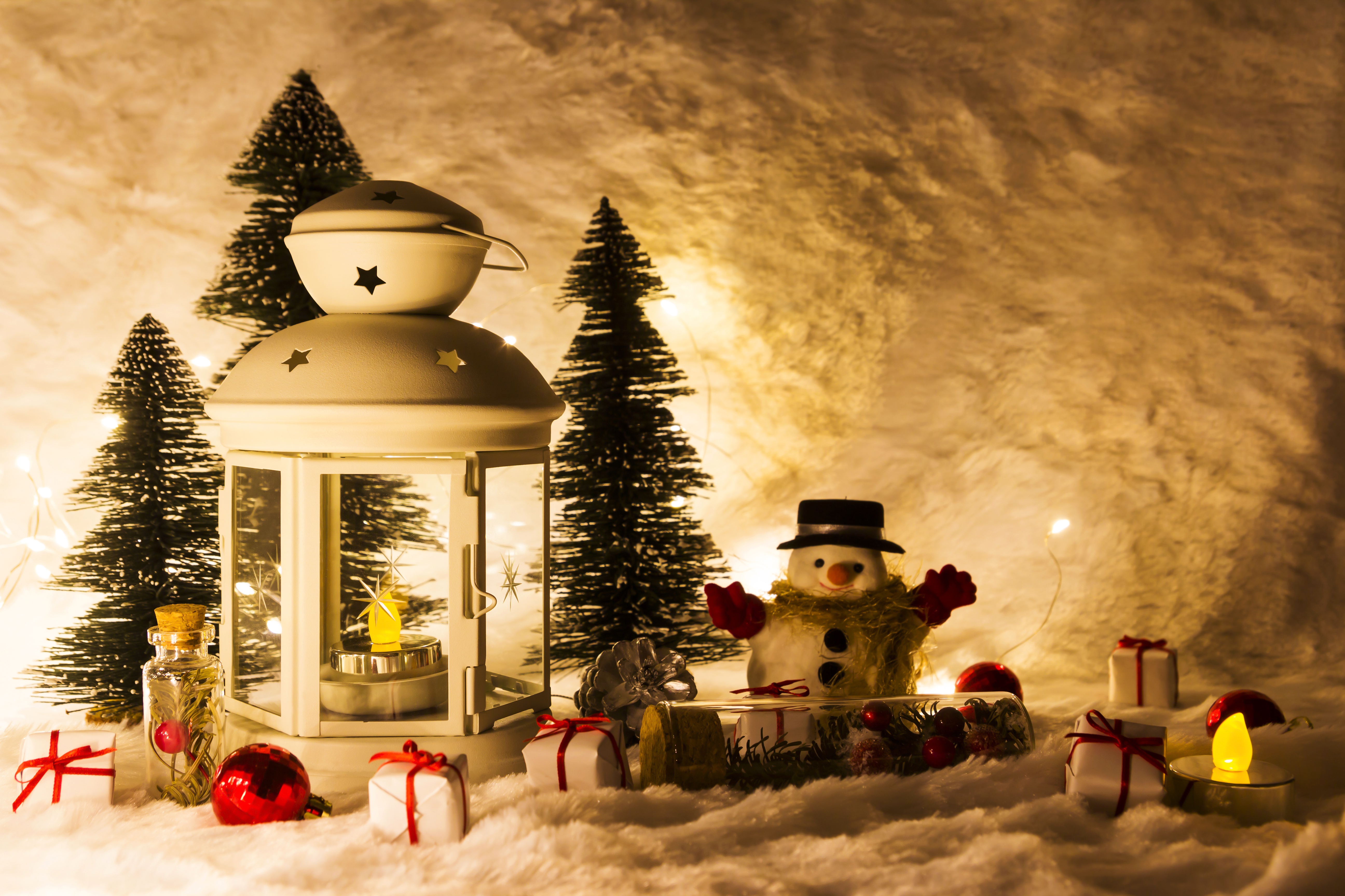 Téléchargez des papiers peints mobile Noël, Vacances, Lanterne, Cadeau, Décorations De Noël, Nature Morte gratuitement.