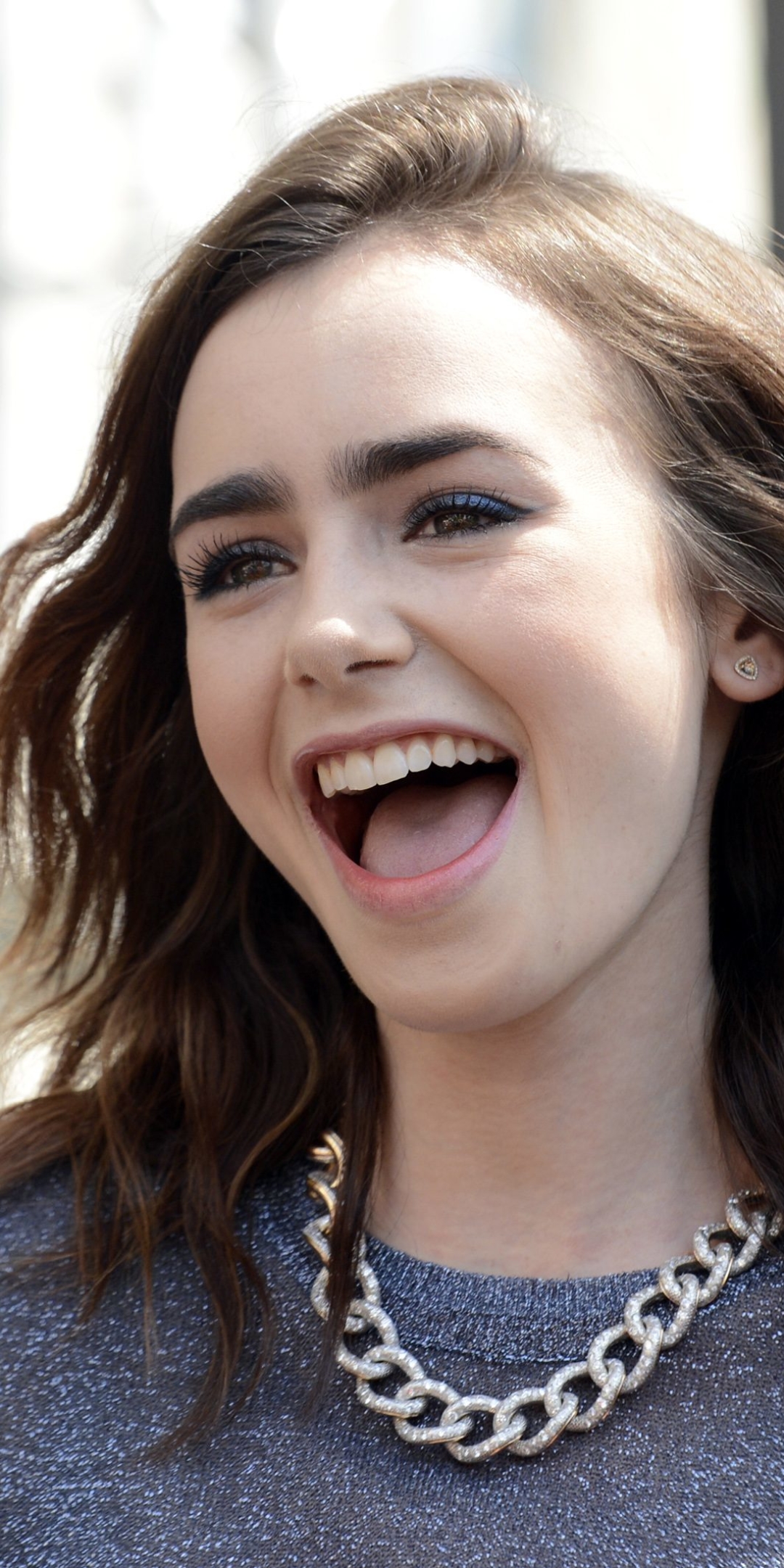 Download mobile wallpaper English, Brunette, Celebrity, Actress, Lily Collins for free.