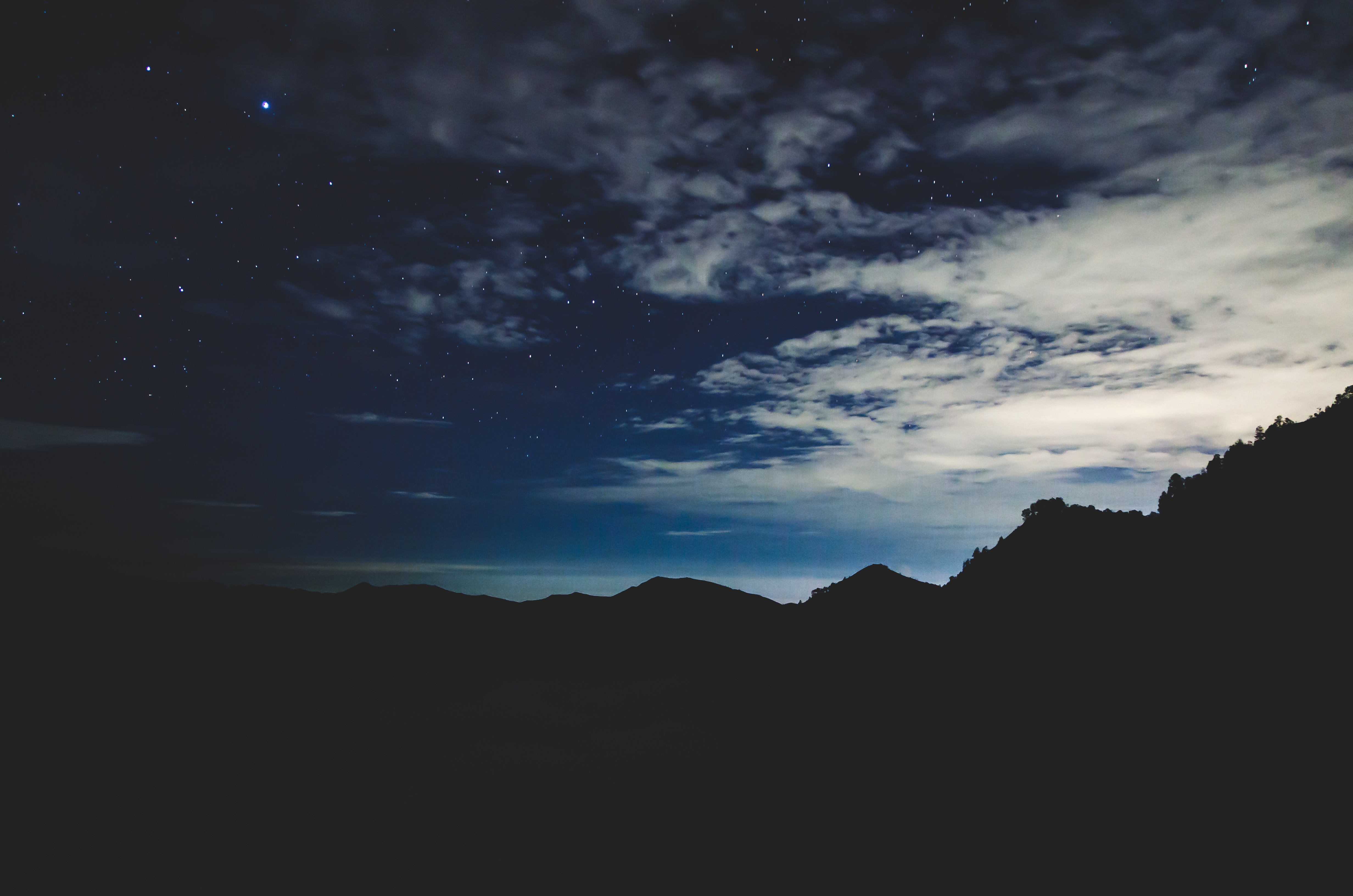 Laden Sie das Sky, Mountains, Sterne, Übernachtung, Dunkel-Bild kostenlos auf Ihren PC-Desktop herunter