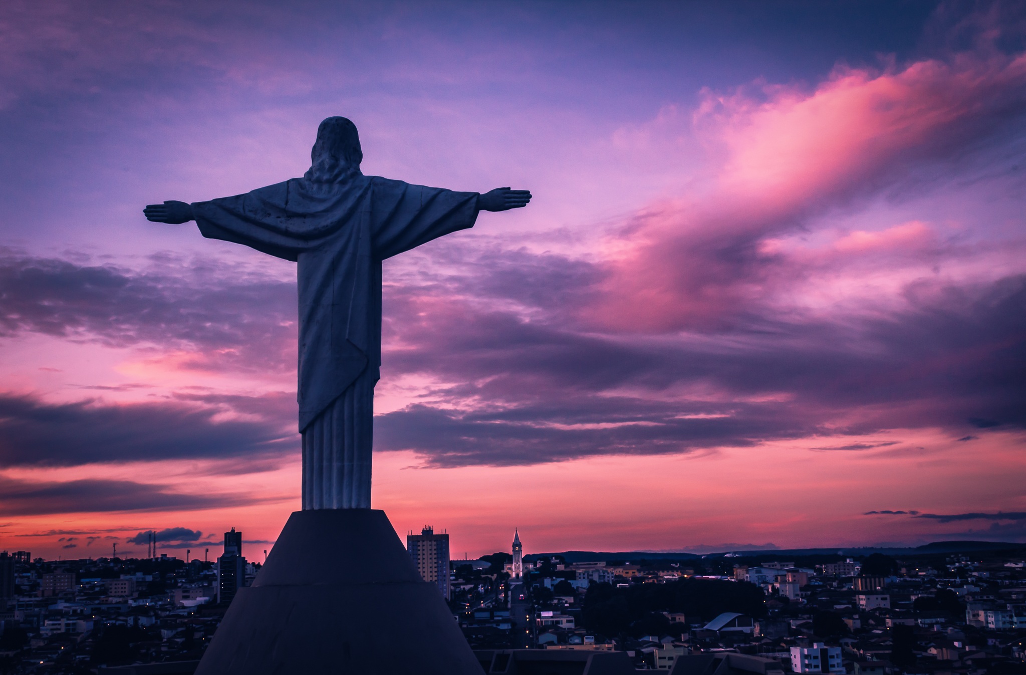 808162 скачать обои статуя, иисус, христос искупитель, бразилия, религиозные, облака, рио де жанейро, восход солнца - заставки и картинки бесплатно