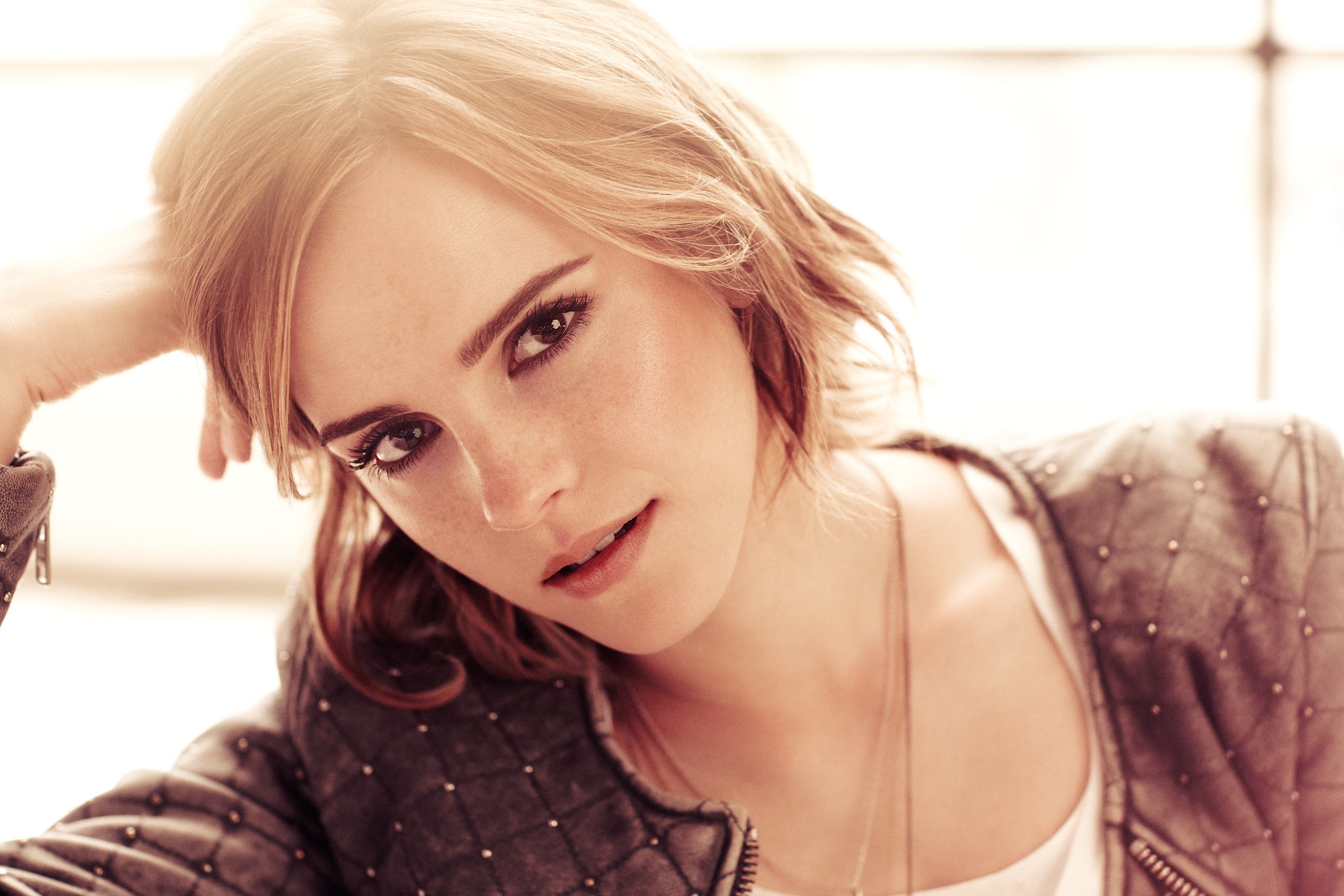 Download mobile wallpaper Emma Watson, English, Face, Celebrity, Brown Eyes, Actress for free.